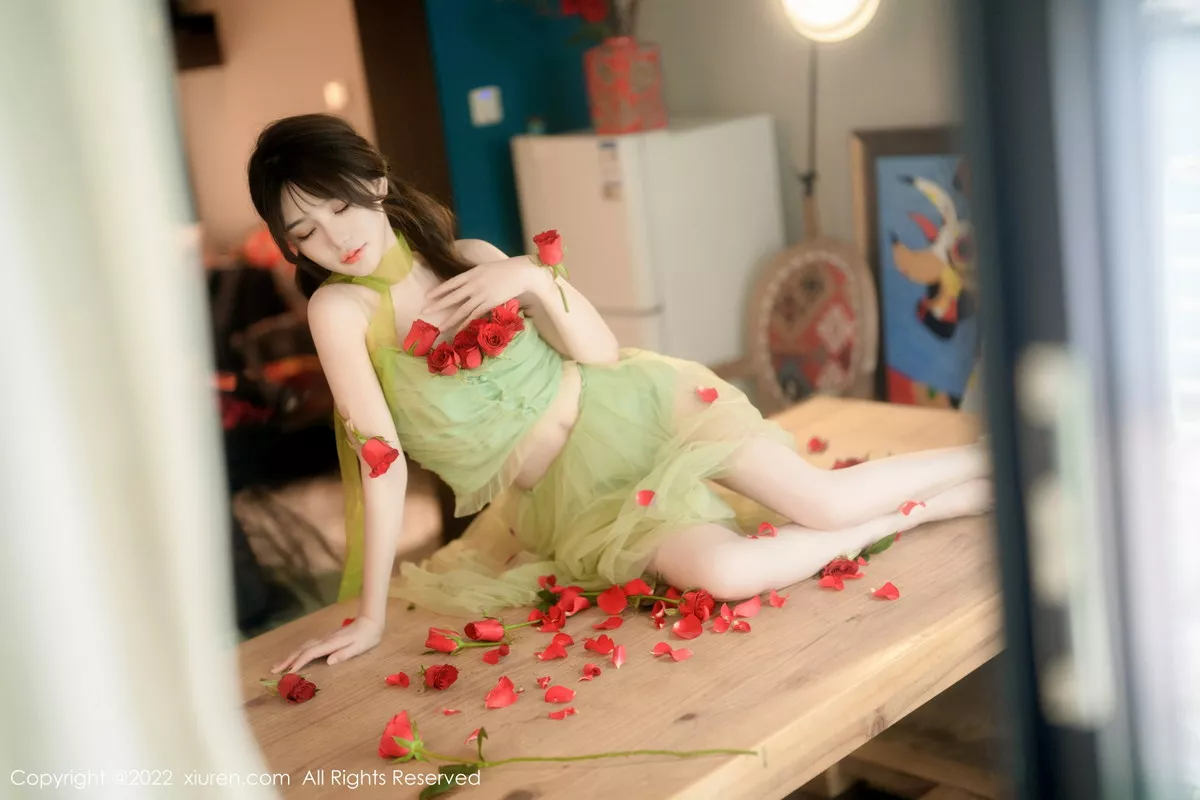 秀人集.com_[XiuRen秀人网]No.5875_模特婠婠么私房性感淡绿色连衣裙秀曼妙身姿白嫩美腿诱惑写真85P