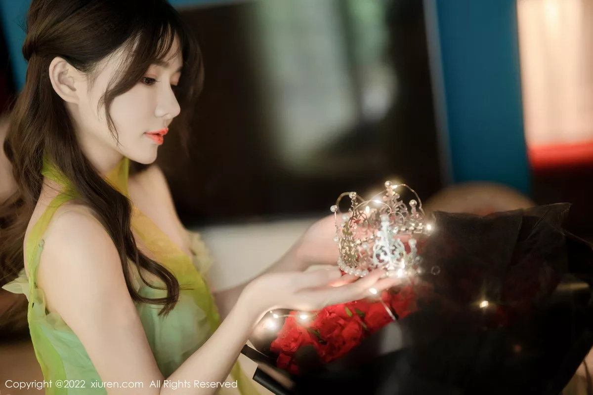 秀人集.com_[XiuRen秀人网]No.5875_模特婠婠么私房性感淡绿色连衣裙秀曼妙身姿白嫩美腿诱惑写真85P