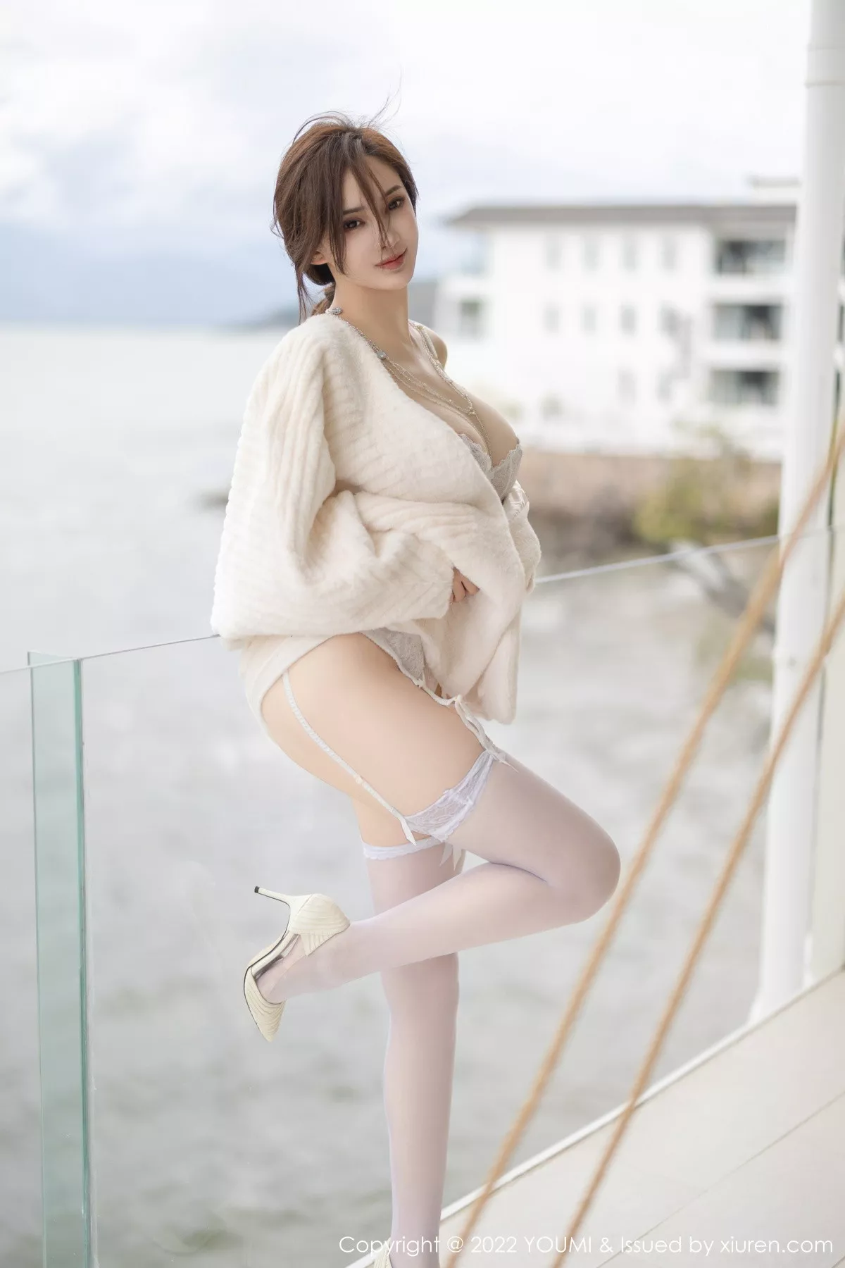 秀人集.com_[YouMi尤蜜荟]Vol.866_女神奶瓶土肥圆户外脱米色外衣露白色蕾丝内衣秀豪乳诱惑写真82P