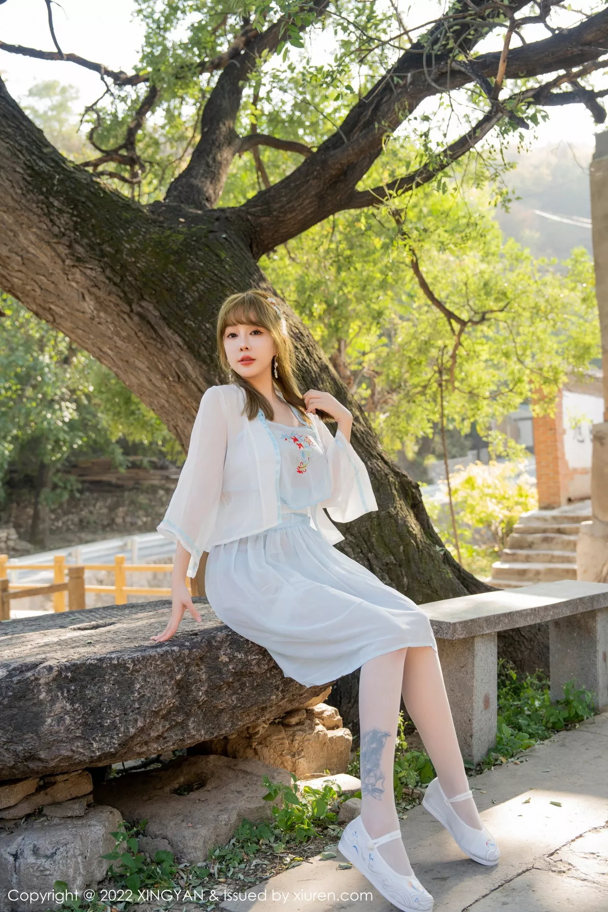 秀人集.com_[XINGYAN星颜社]VOL.150_女神王雨纯户外白色轻透古装服饰配白丝袜秀完美身材诱惑写真75P