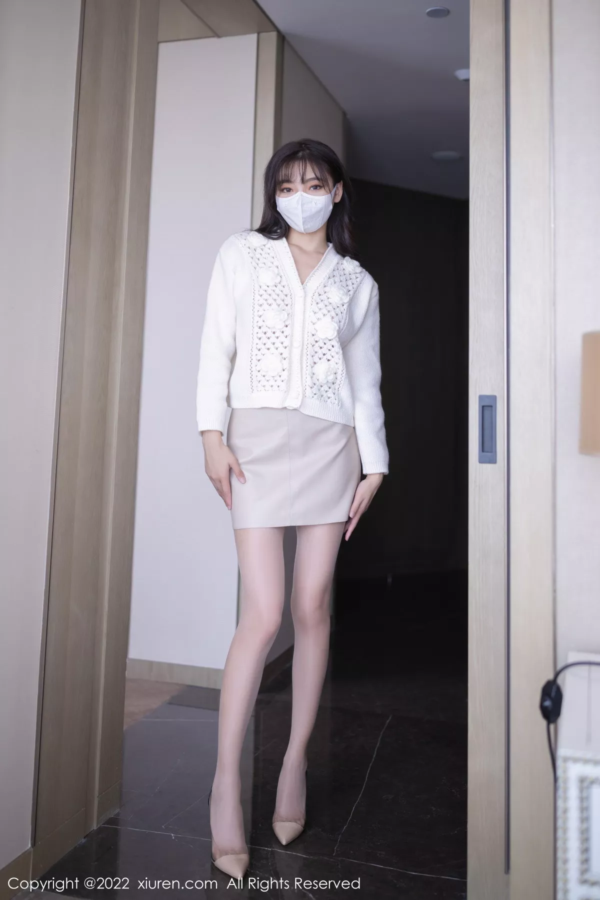 秀人集.com_[XiuRen秀人网]No.5771_模特陆萱萱性感白色毛线衣配浅色短裙半脱秀完美身材诱惑写真84P