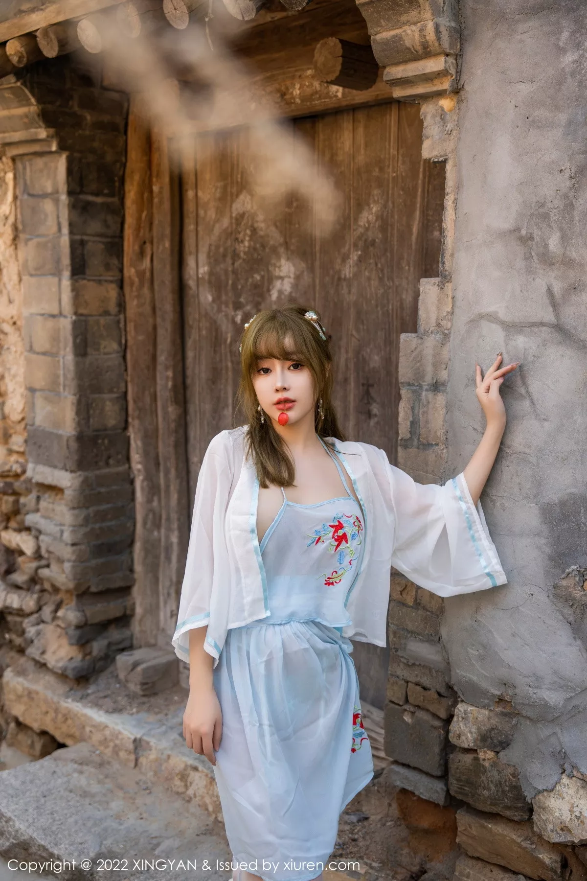 秀人集.com_[XINGYAN星颜社]VOL.150_女神王雨纯户外白色轻透古装服饰配白丝袜秀完美身材诱惑写真75P