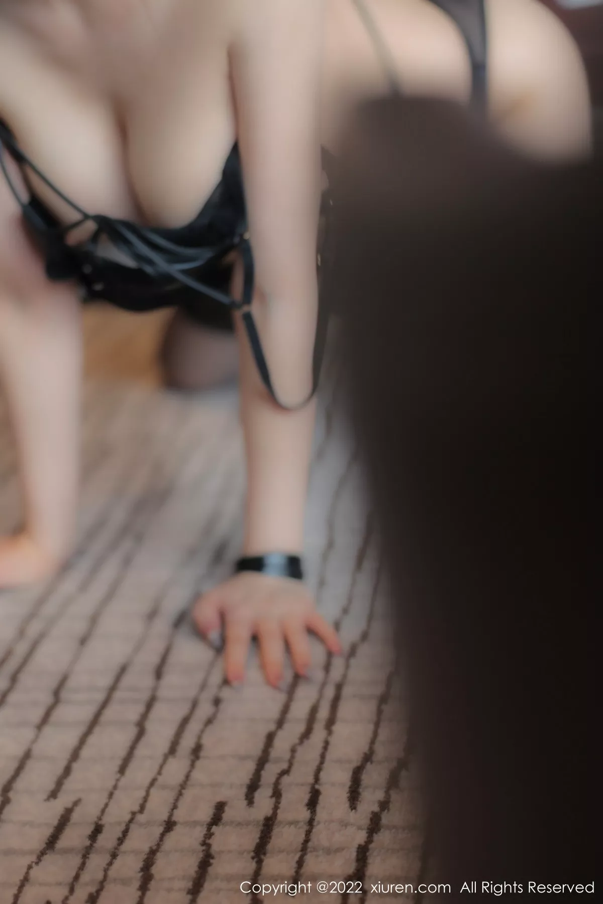 秀人集.com_[XiuRen秀人网]No.5773_模特顾乔楠Cora淡蓝T恤配黑色短裙露黑色蕾丝情趣内衣诱惑写真87P