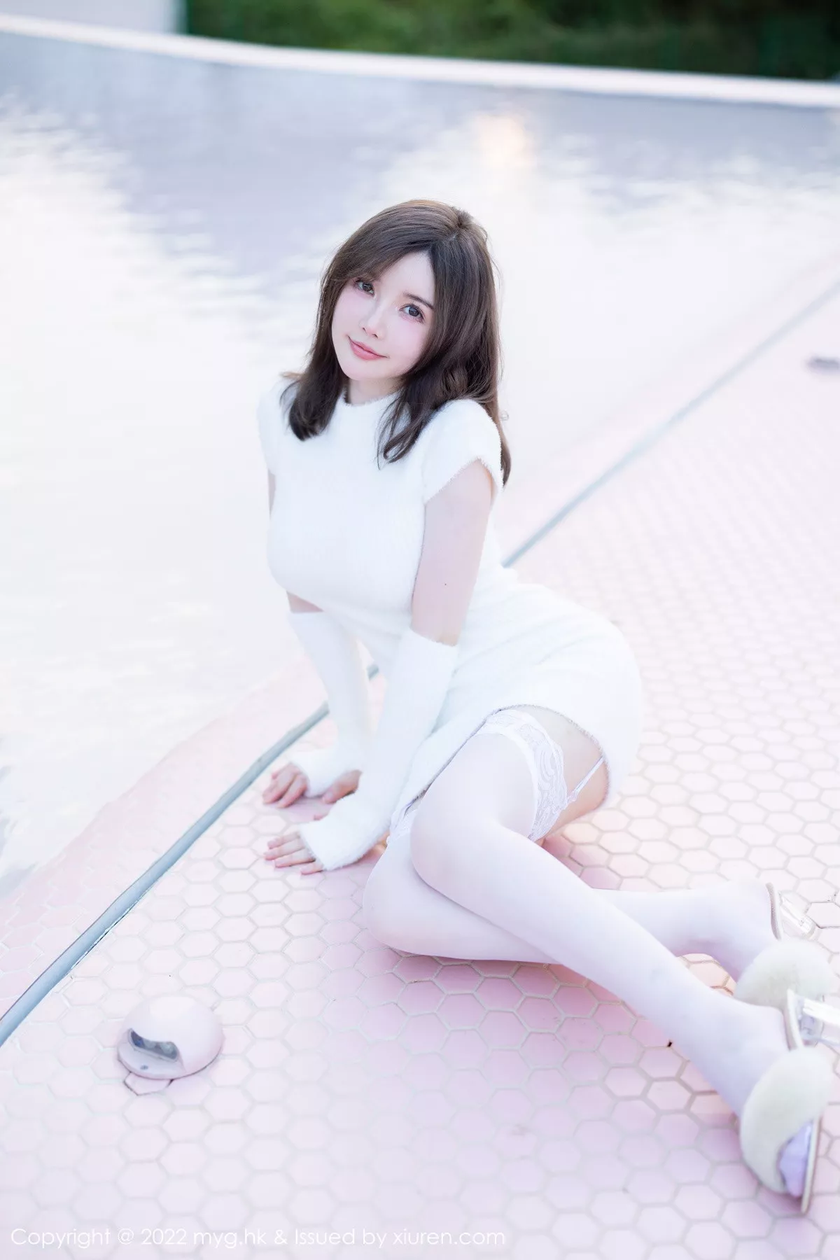 秀人集.com_[MyGirl美媛馆]Vol.644_模特糯美子脱性感白色连衣短裙露蕾丝内衣配白丝吊袜诱惑写真65P