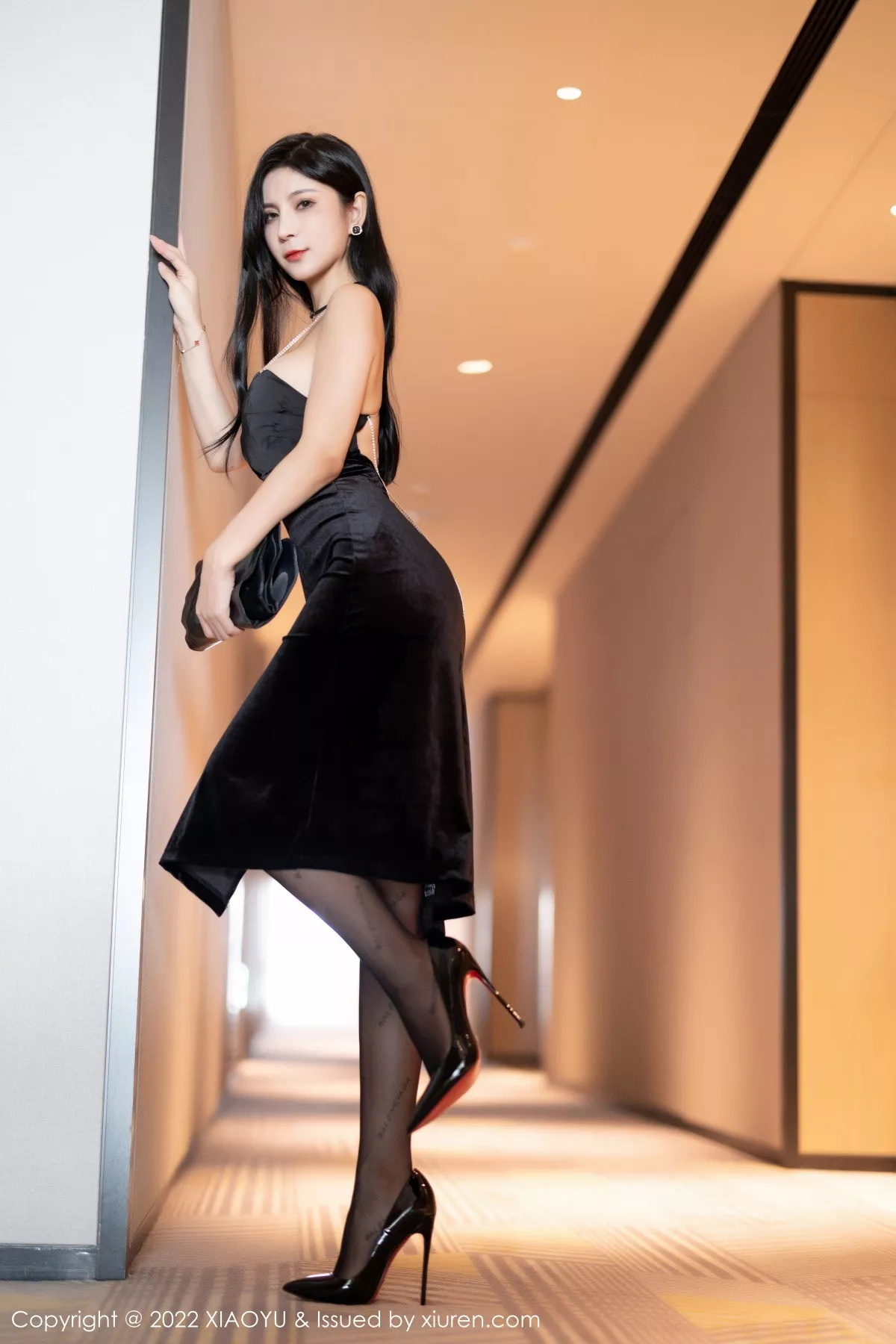 秀人集.com_[XiaoYu画语界]Vol.908_模特小蛮妖Yummy黑色露肩裙+浅色情趣蕾丝旗袍迷人诱惑写真86P