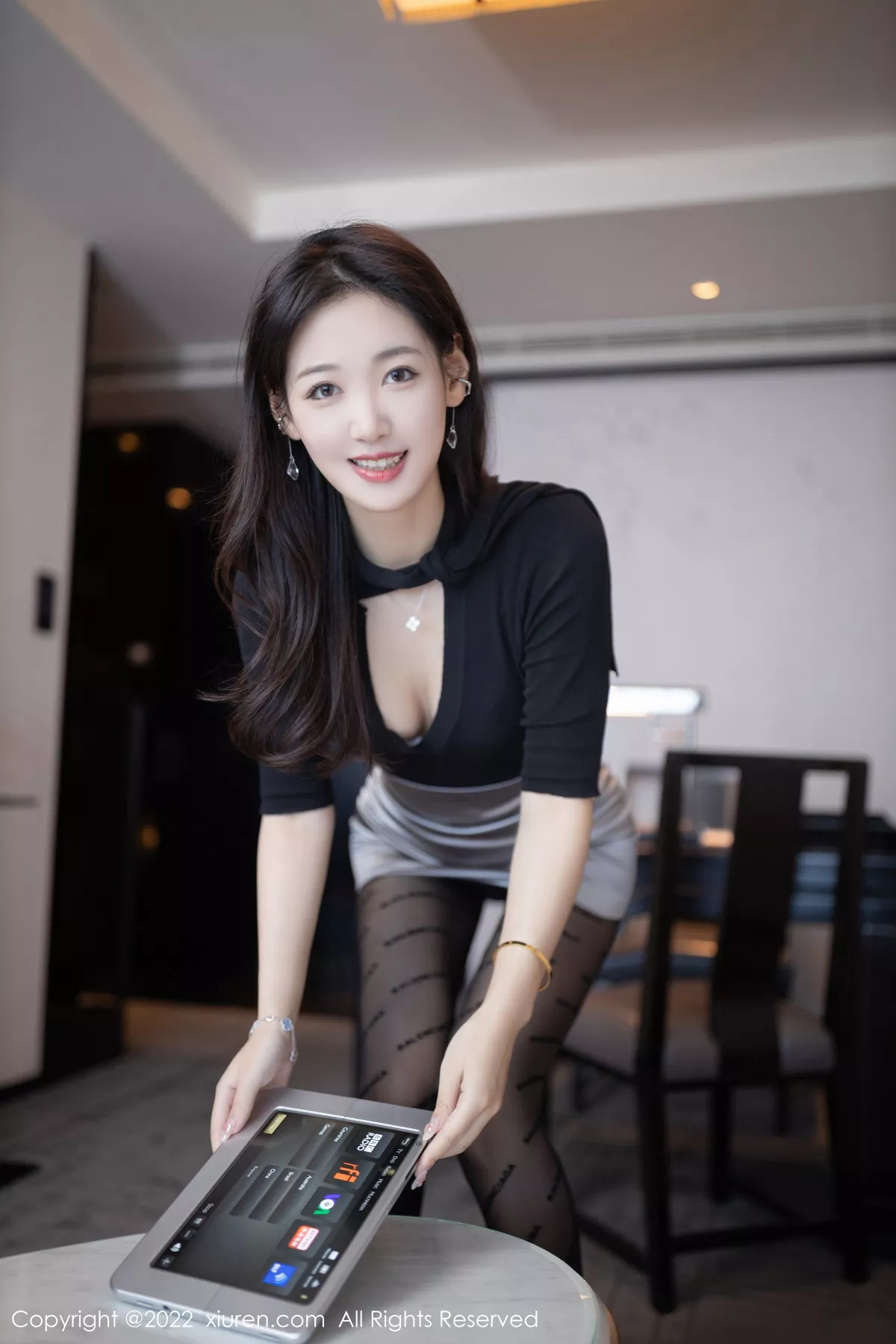 秀人集.com_[XiuRen秀人网]No.5887_模特唐安琪秘书角色黑色收身衣配银色短裙秀曼妙身姿诱惑写真78P