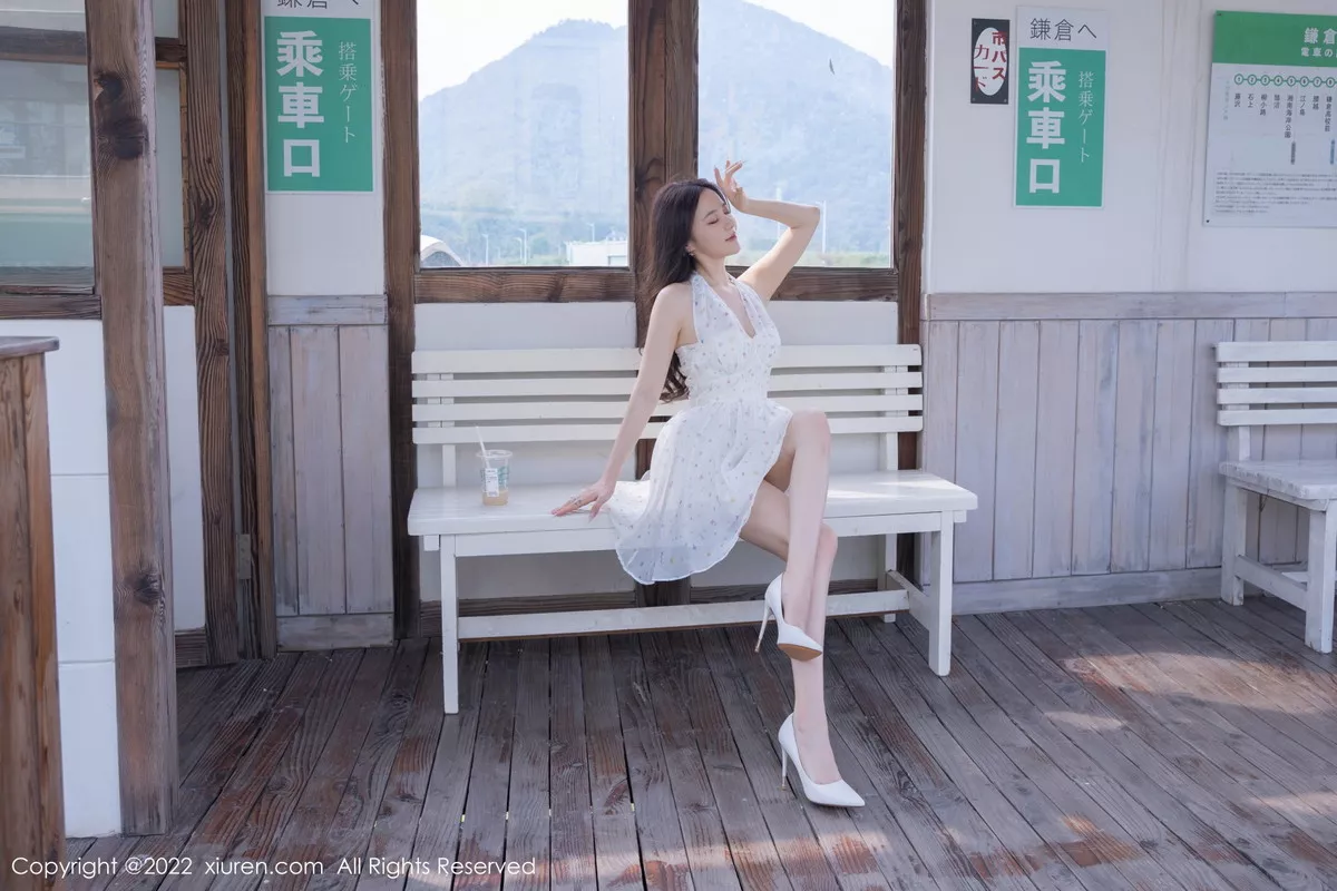 秀人集.com_[XiuRen秀人网]No.5947_模特鱼子酱Fish电车场景脱露肩连衣裙露白色蕾丝内衣诱惑写真80P