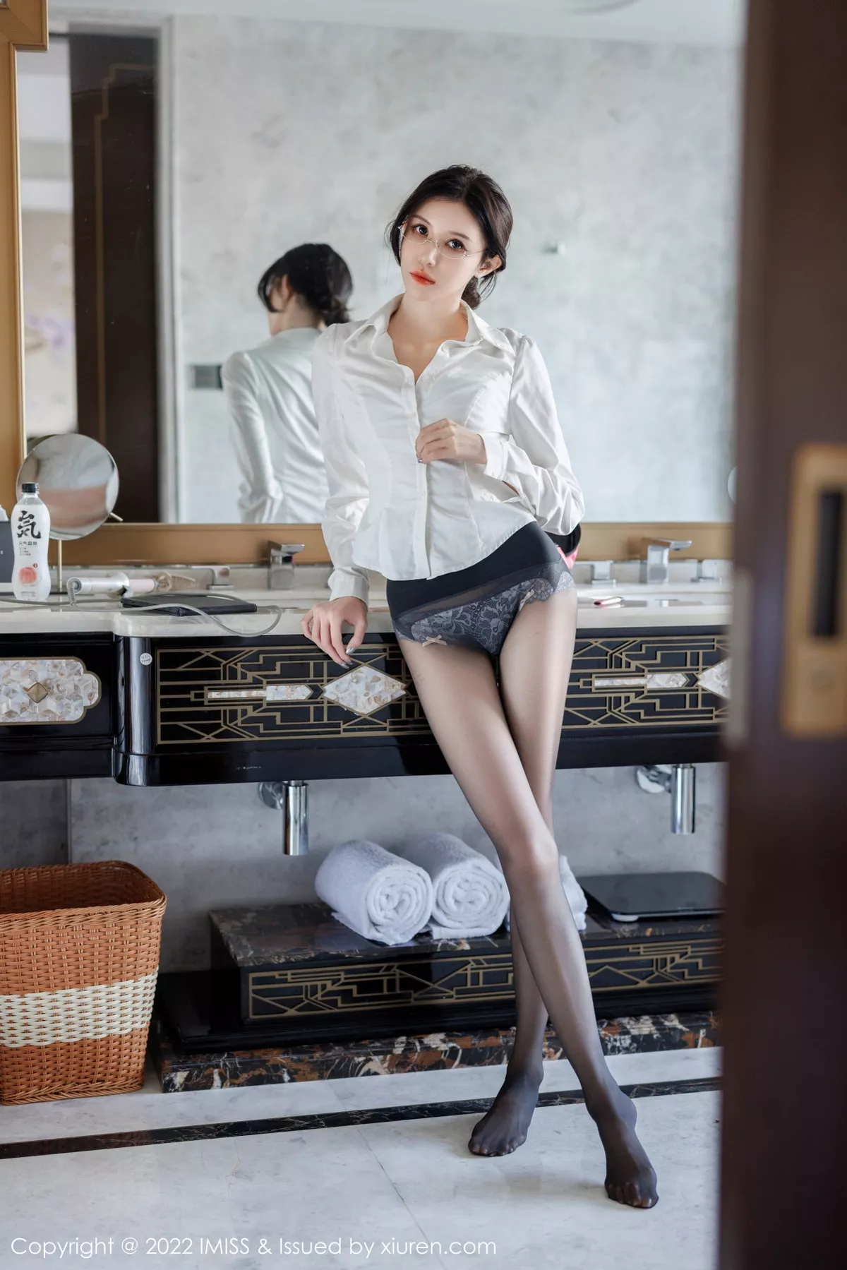 秀人集.com_[IMISS爱蜜社]Vol.708_模特泥鳅鳅私房脱灰色制服露性感蕾丝内衣配开档黑丝诱惑写真55P