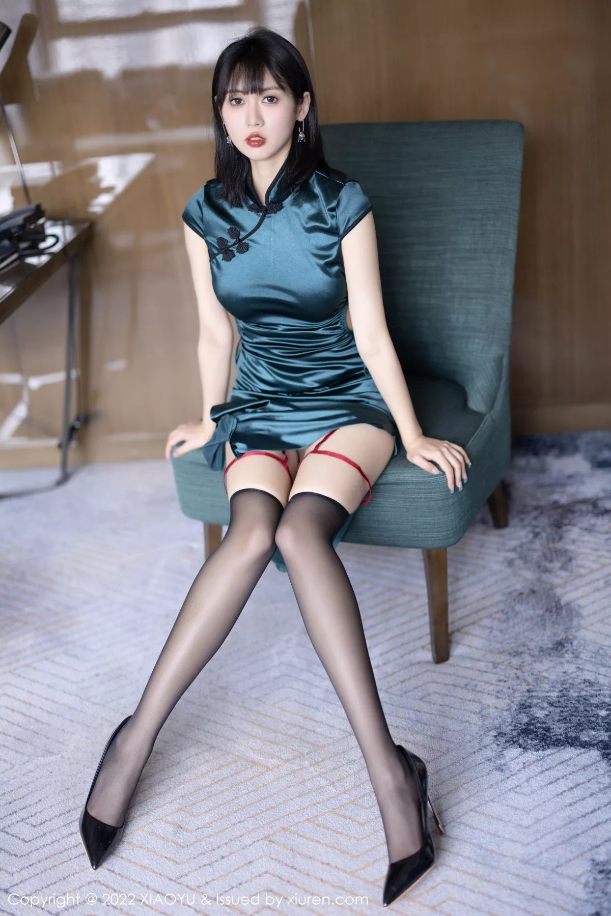 秀人集.com_[XiaoYu画语界]Vol.920_模特林子遥私房性感深色旗袍配黑丝吊袜秀曼妙身姿迷人诱惑写真73P