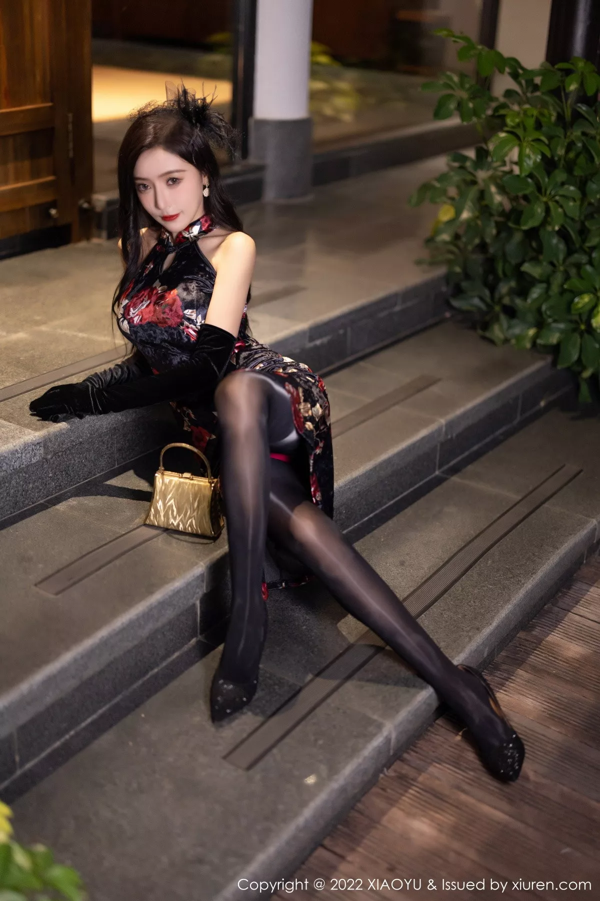 秀人集.com_[XiaoYu画语界]Vol.909_女神王馨瑶yanni脱性感深色旗袍露红色内衣配开档黑丝诱惑写真90P