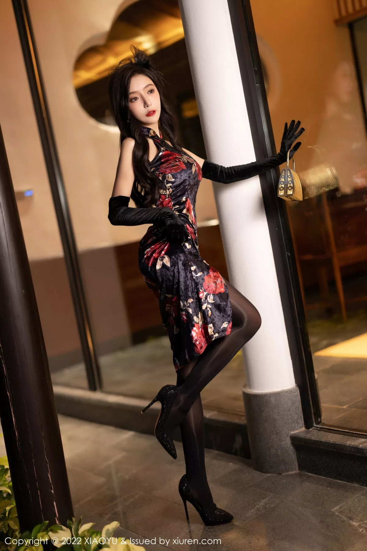 秀人集.com_[XiaoYu画语界]Vol.909_女神王馨瑶yanni脱性感深色旗袍露红色内衣配开档黑丝诱惑写真90P