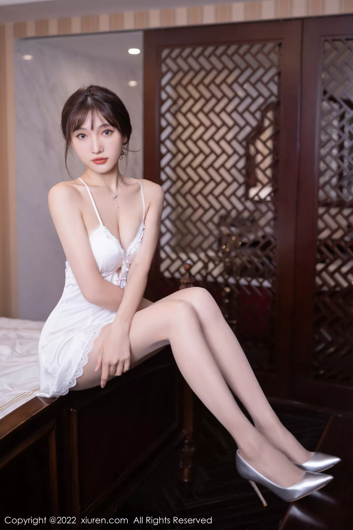 秀人集.com_[XiuRen秀人网]No.5973_模特陆萱萱北京旅拍性感白色睡裙配超薄无内肉丝极致诱惑写真82P