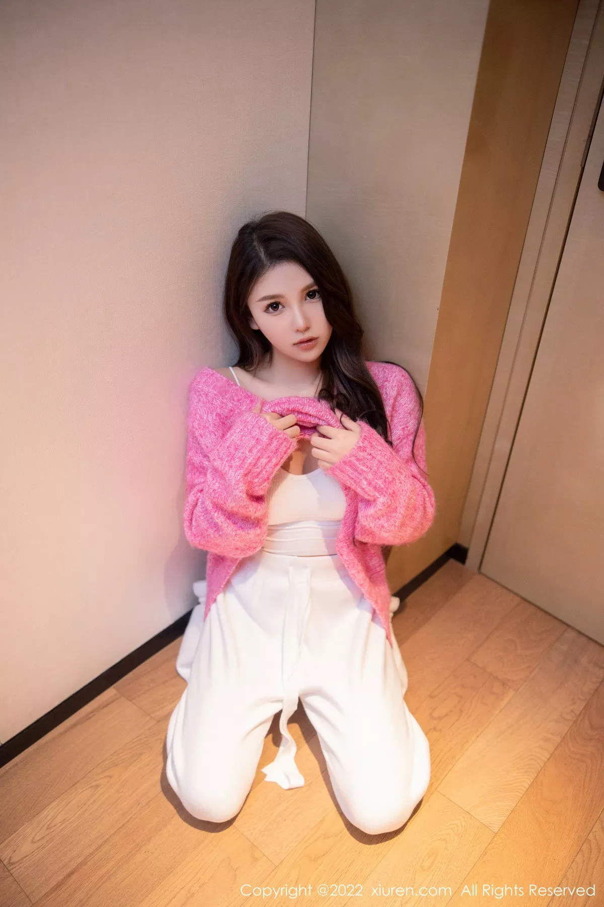 秀人集.com_[XiuRen秀人网]No.5975_模特美羊羊玫红色毛线上衣配白色长裤半脱秀曼妙身姿诱惑写真69P