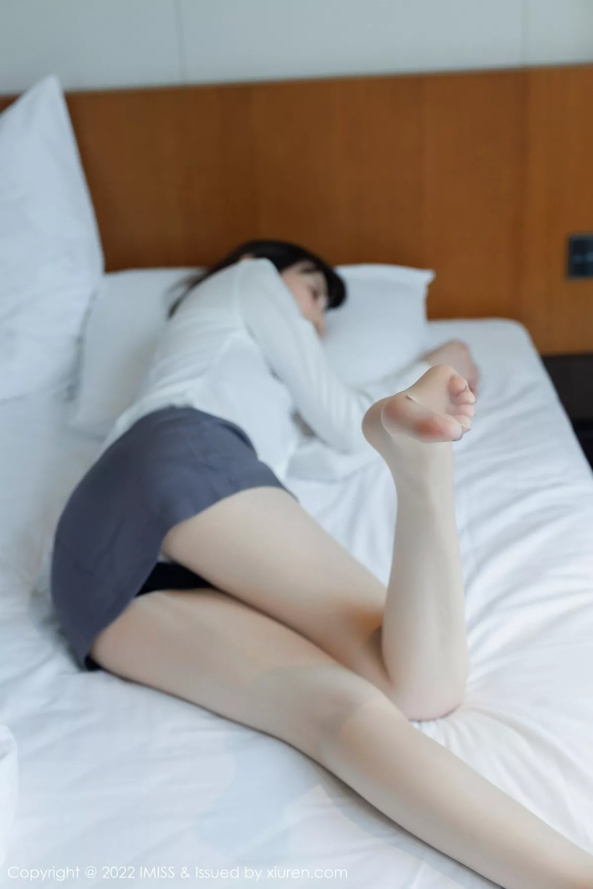 秀人集.com_[IMISS爱蜜社]Vol.709_新人模特瑞妤性感白T配灰色短裙露紫色内衣超薄肉丝迷人写真68P