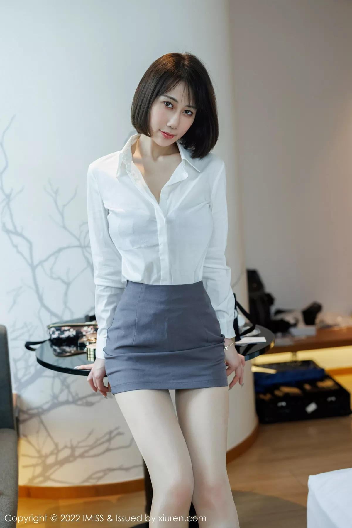 秀人集.com_[IMISS爱蜜社]Vol.709_新人模特瑞妤性感白T配灰色短裙露紫色内衣超薄肉丝迷人写真68P