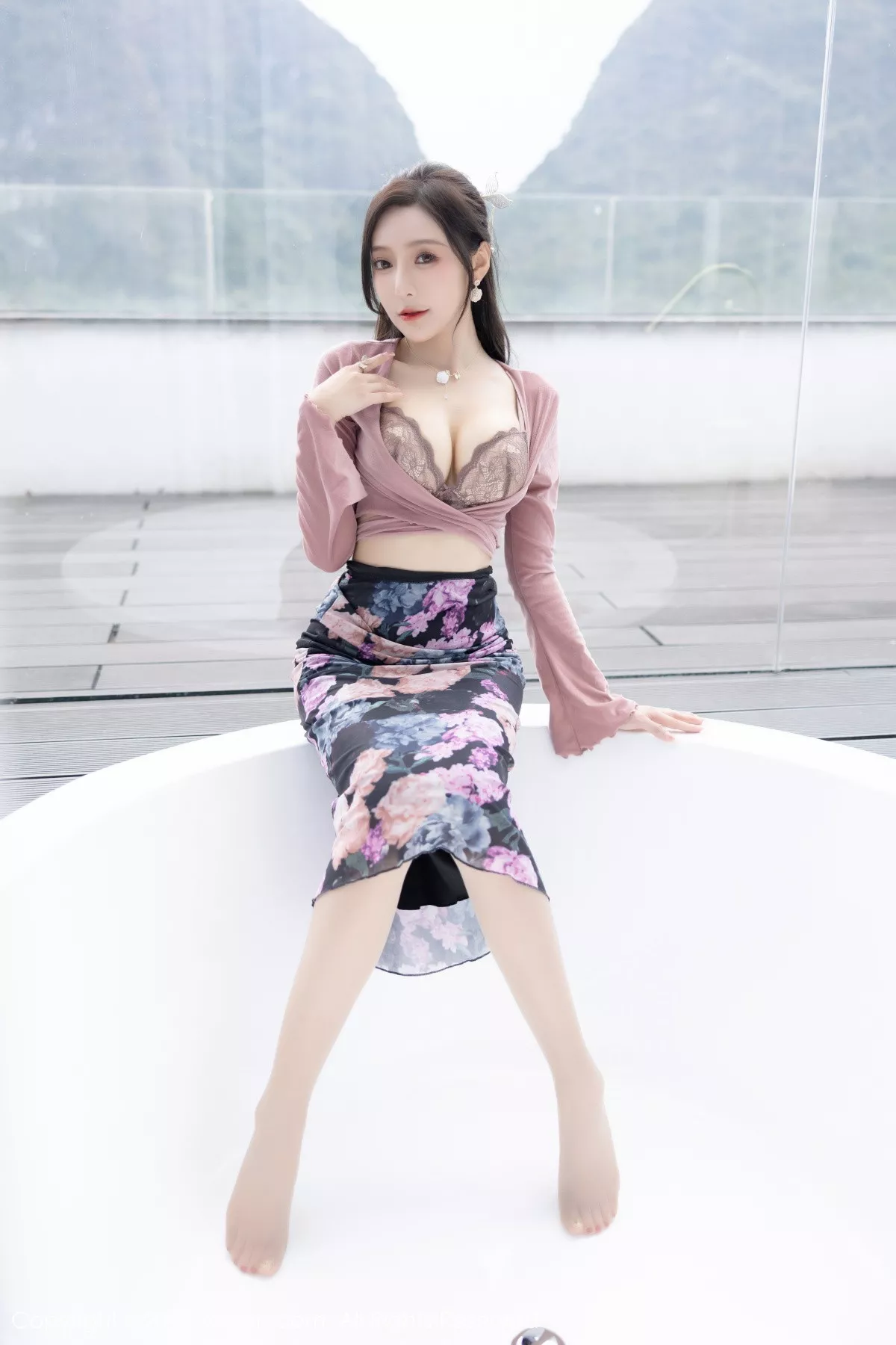 秀人集.com_[XiuRen秀人网]No.5985_女神王馨瑶yanni粉灰色上衣配花色长裙露蕾丝内衣撩人诱惑写真82P