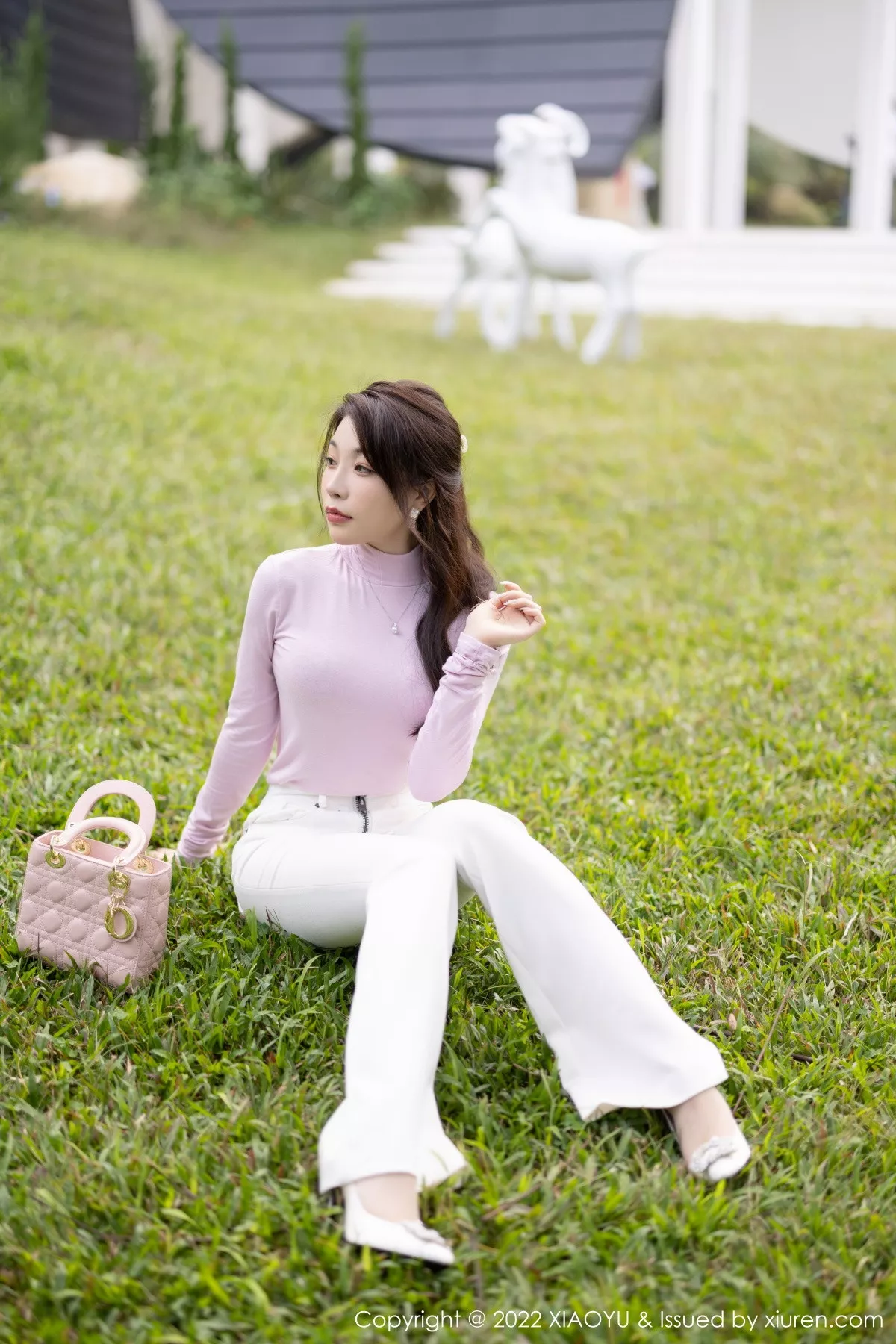 秀人集.com_[XiaoYu画语界]Vol.914_女神徐莉芝Booty浅紫色收身上衣半脱露豹纹内衣惹火诱惑写真82P