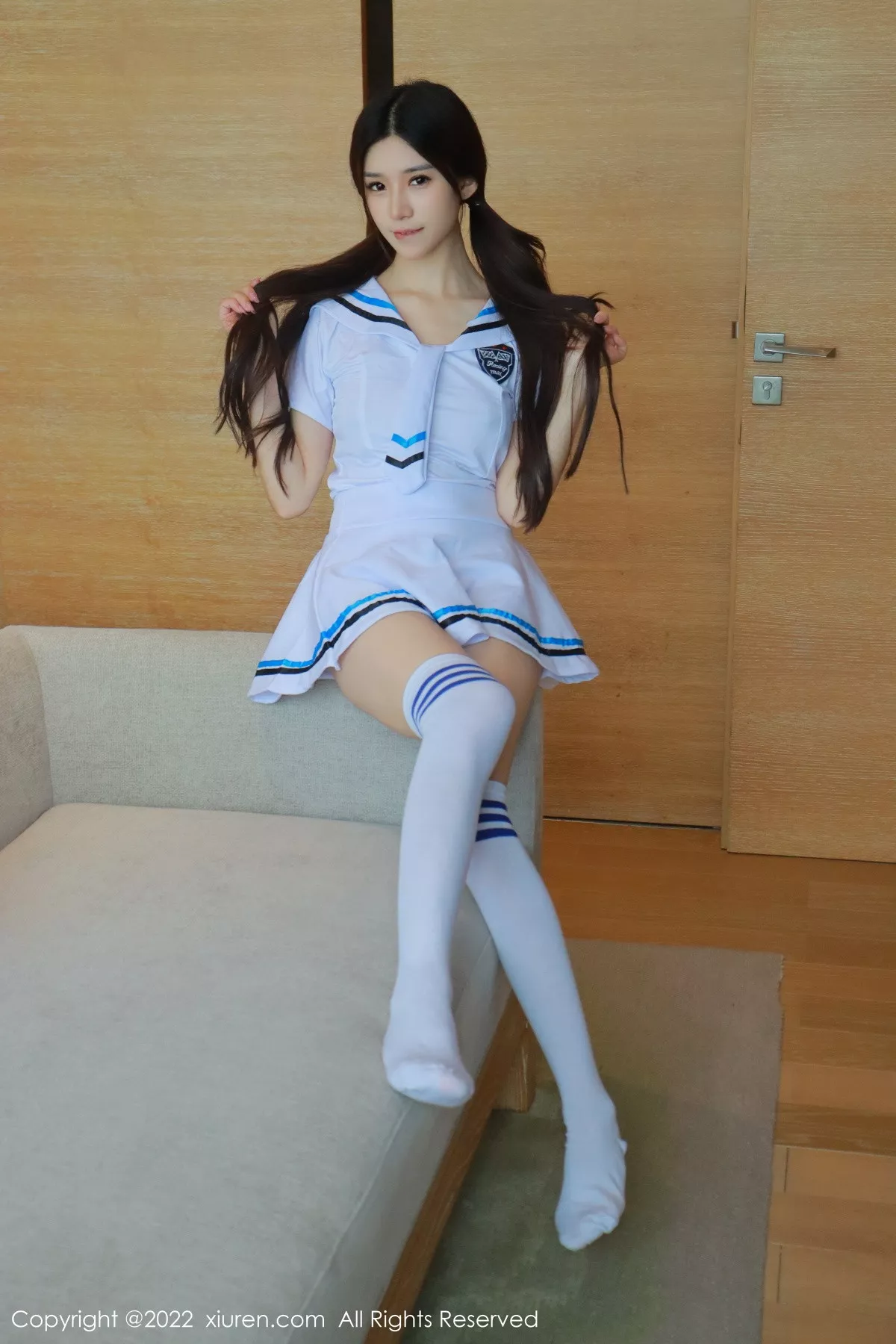 秀人集.com_[XiuRen秀人网]No.5924_模特hebe韩心雨性感制服诱惑白色上衣配白短裙迷人诱惑写真50P
