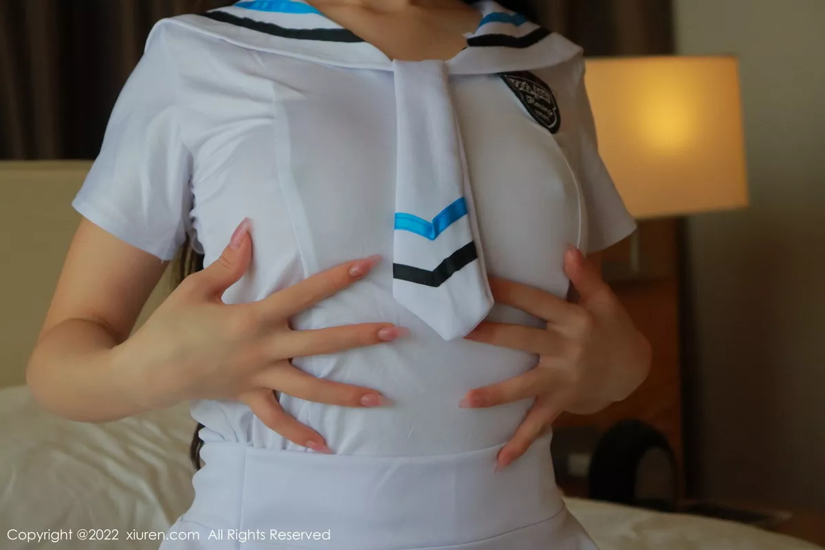 秀人集.com_[XiuRen秀人网]No.5924_模特hebe韩心雨性感制服诱惑白色上衣配白短裙迷人诱惑写真50P