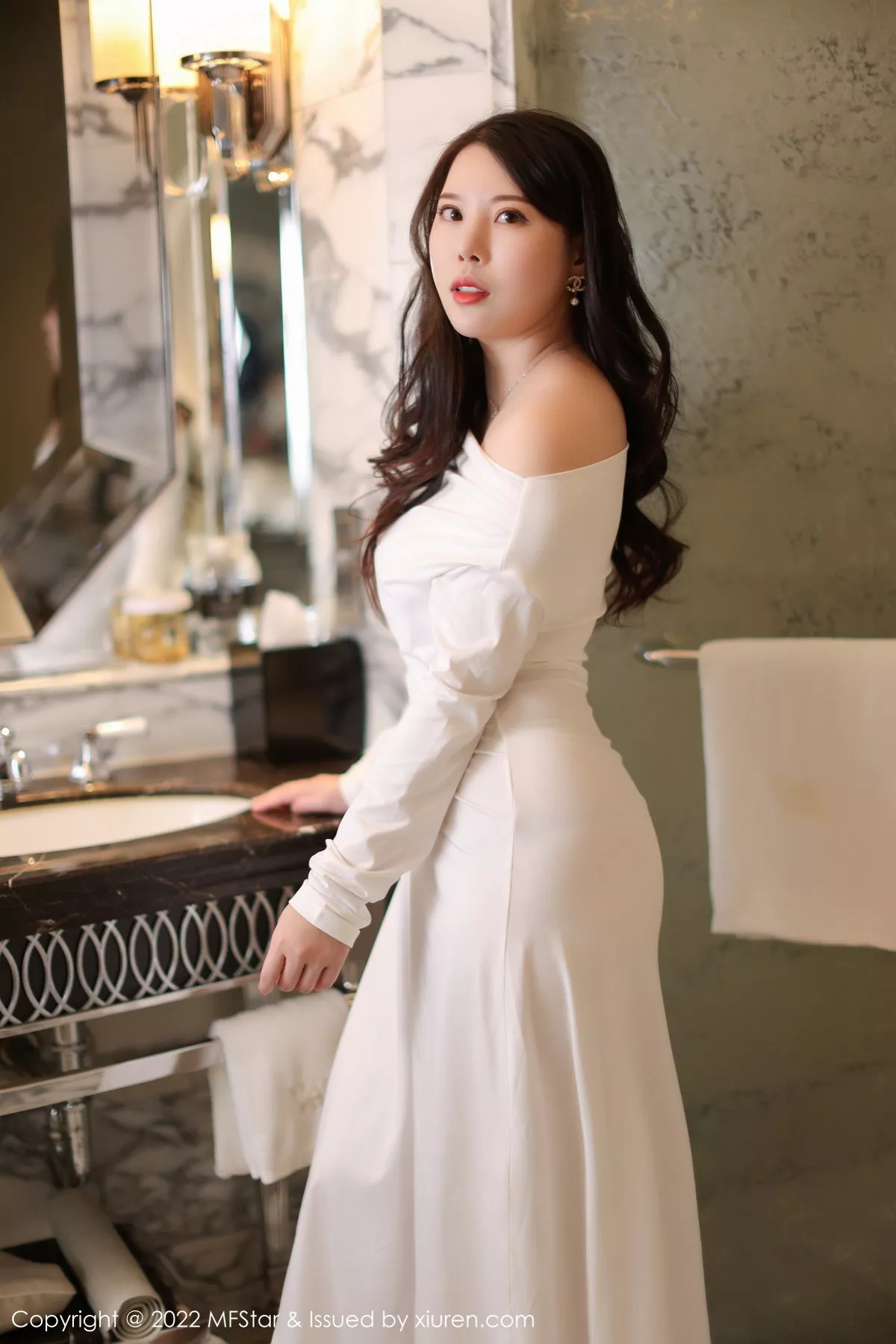 秀人集.com_[MFStar模范学院]Vol.576_模特白茹雪浴室场景白色露肩连衣长裙半脱秀雪嫩肌肤诱惑写真51P