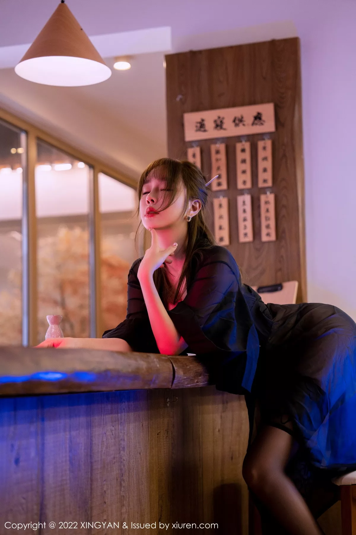 秀人集.com_[XINGYAN星颜社]VOL.163_女神王雨纯酒馆喝酒主题性感黑色内衣配超薄黑丝极致魅惑写真82P