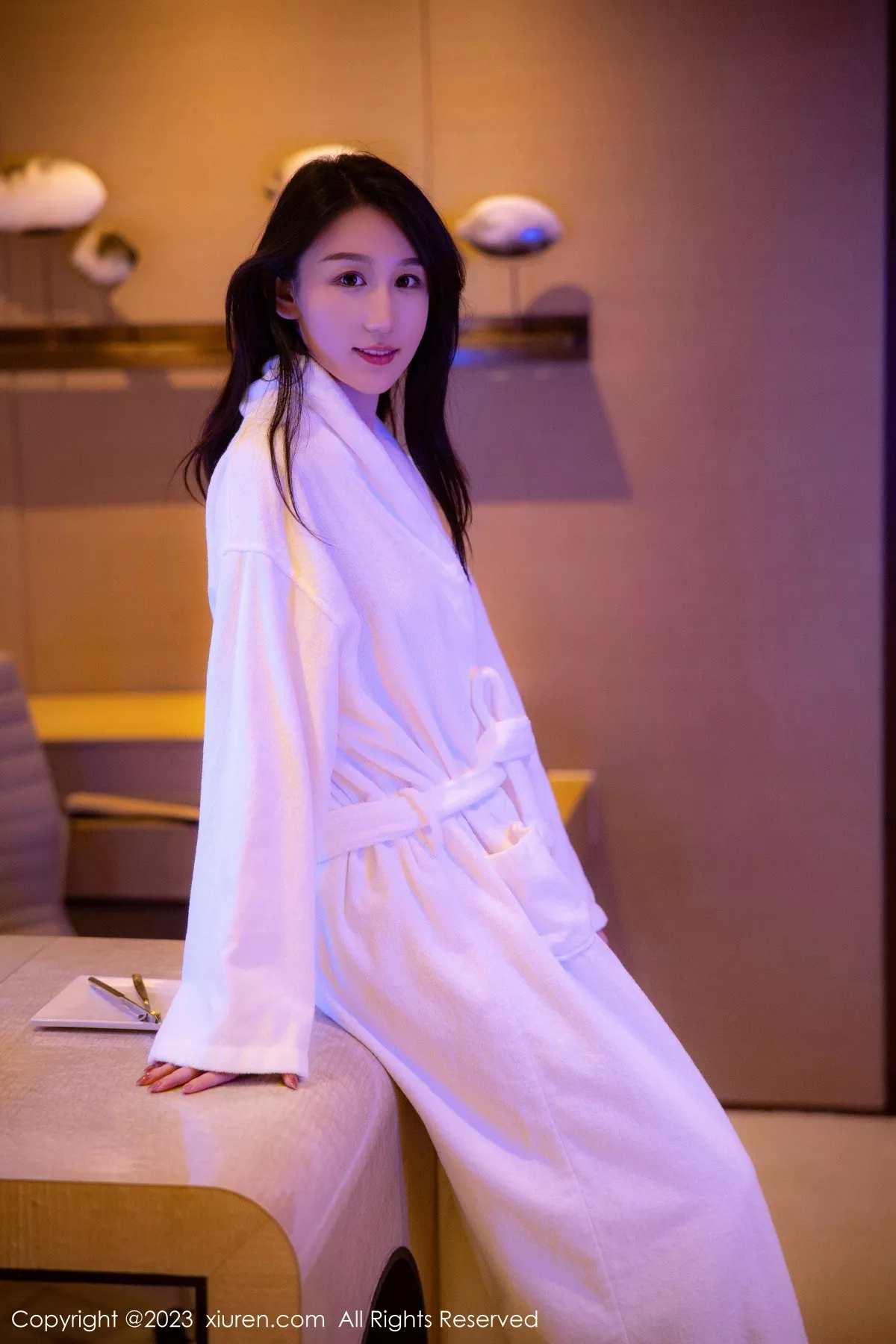 秀人集.com_[XiuRen秀人网]No.6083_模特薇薇酱私房脱白色睡袍露黑色蕾丝内衣秀曼妙身姿诱惑写真84P