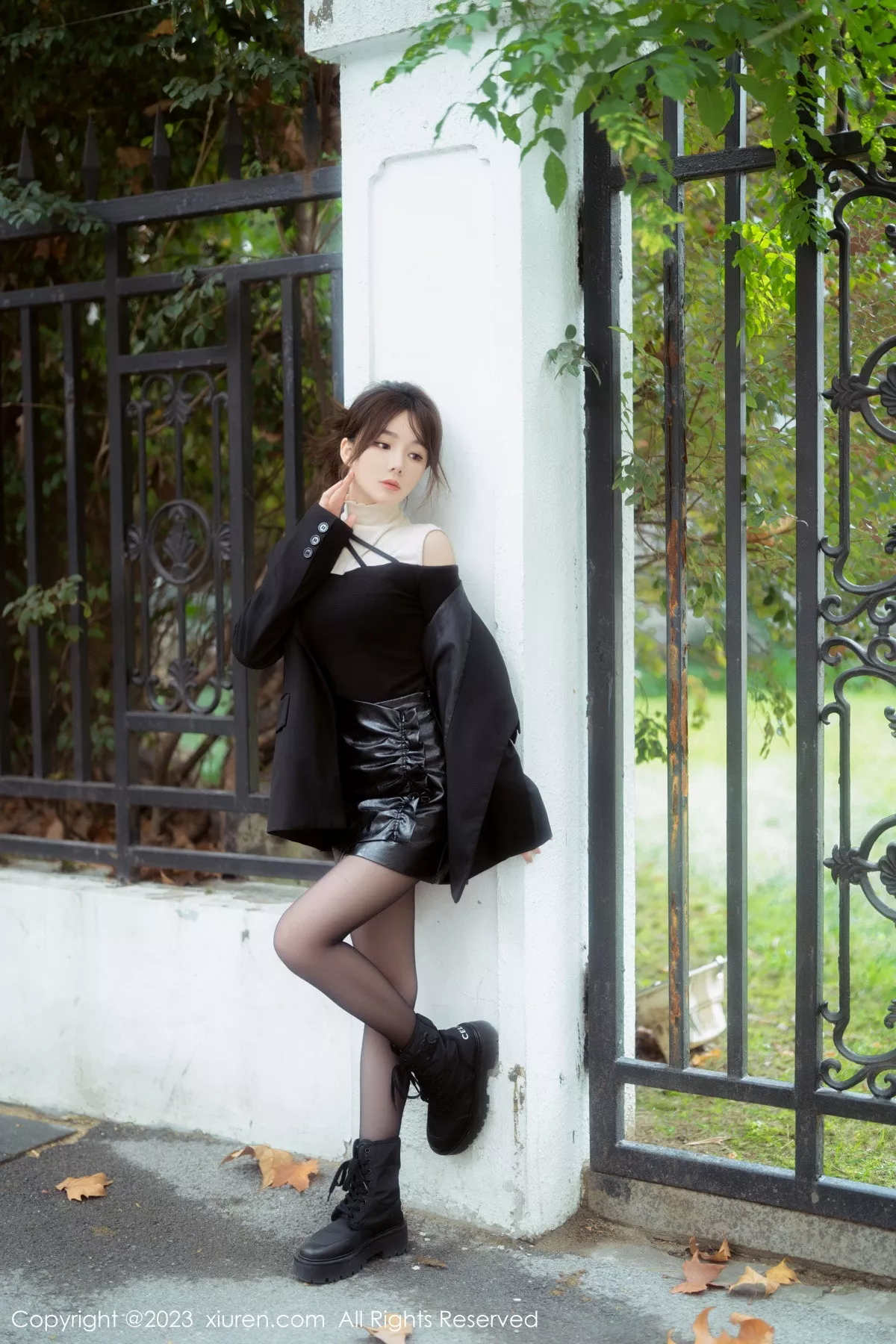 秀人集.com_[XiuRen秀人网]No.6080_模特婠婠么性感黑上衣配黑皮短裙露超薄无内黑丝撩人诱惑写真79P