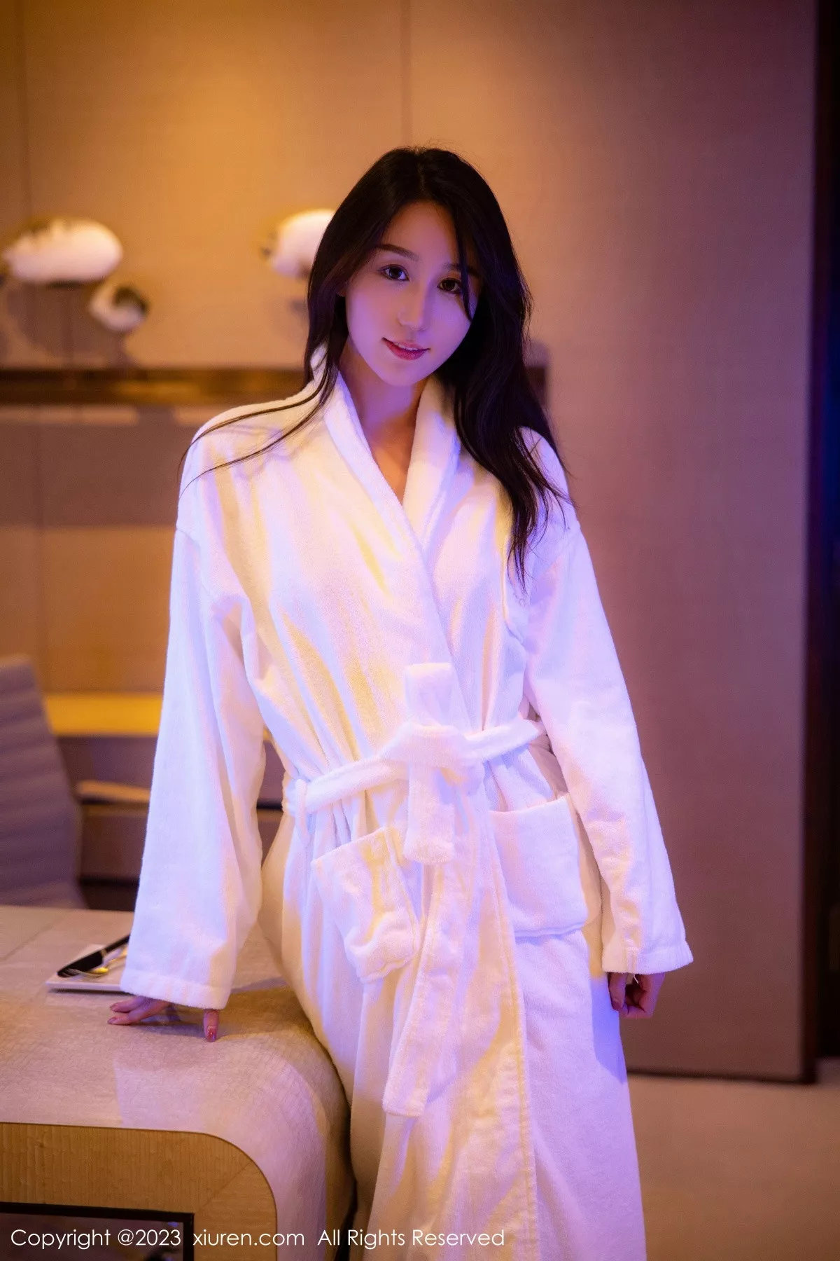 秀人集.com_[XiuRen秀人网]No.6083_模特薇薇酱私房脱白色睡袍露黑色蕾丝内衣秀曼妙身姿诱惑写真84P