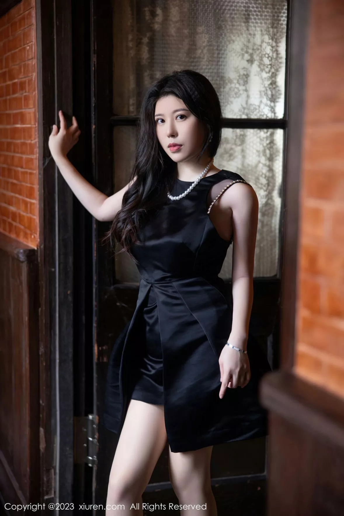 秀人集.com_[XiuRen秀人网]No.6089_模特白茹雪半脱连衣裙露性感红色蕾丝内衣秀丰腴身材诱惑写真72P