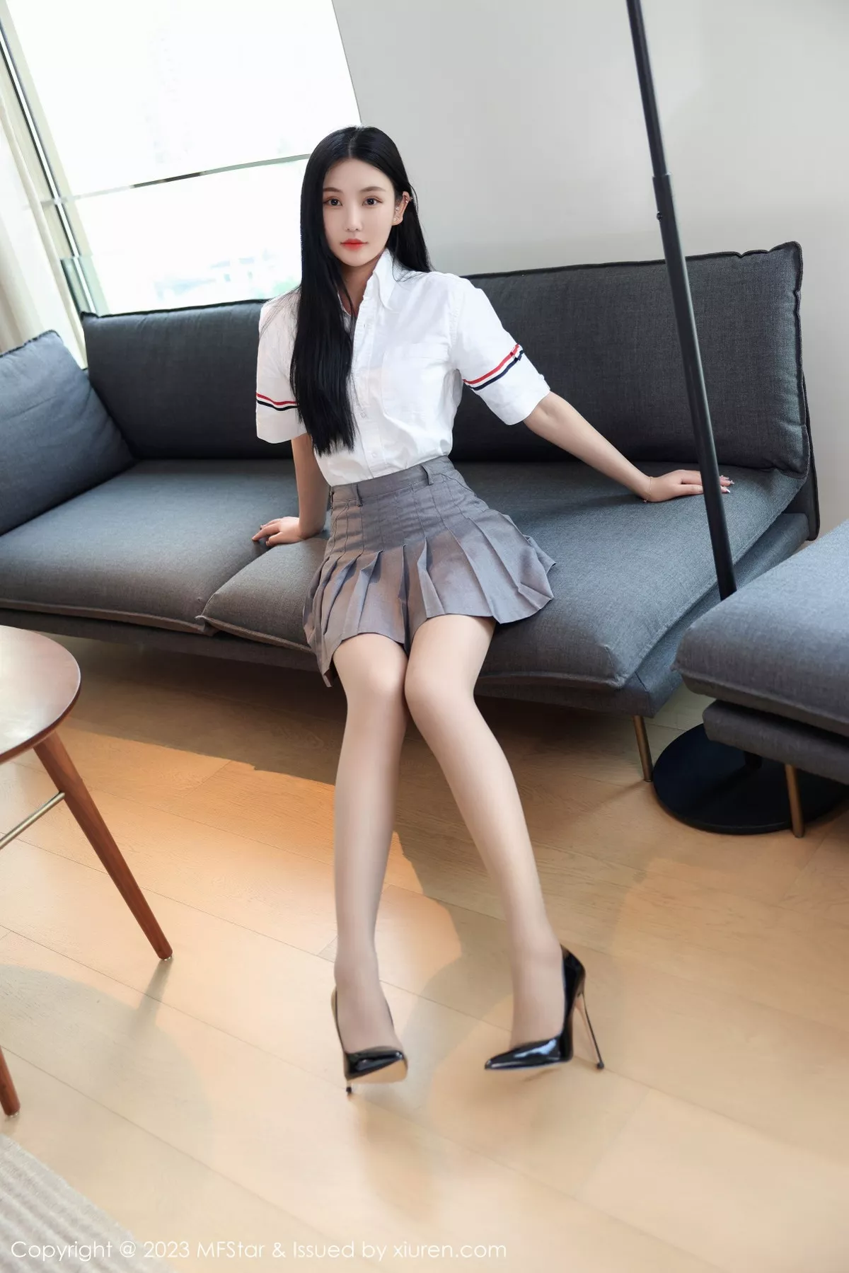 秀人集.com_[MFStar模范学院]Vol.578_模特Ai西西里性感简约白T配灰短裙露白色蕾丝内衣撩人诱惑写真62P