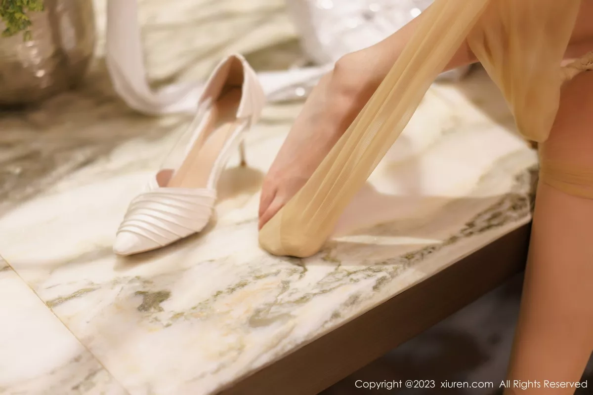 秀人集.com_[XiuRen秀人网]No.6092_模特laura阿姣三亚旅拍浅色露肩连衣裙配开档肉丝惹火诱惑写真70P