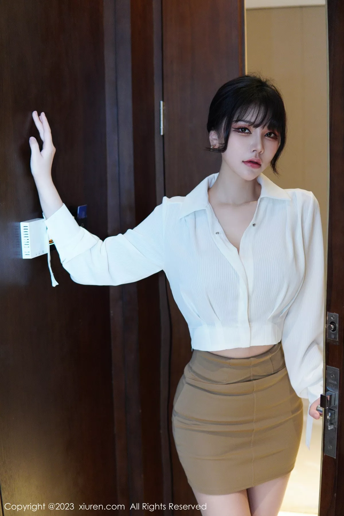 秀人集.com_[XiuRen秀人网]No.6111_模特桃桃子_性感白T配黄色短裙露蕾丝内衣配开档肉丝诱惑写真86P