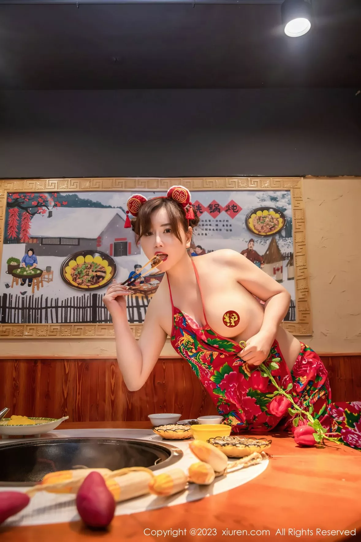 秀人集.com_[XiuRen秀人网]No.6121_模特王婉悠Queen餐桌场景东北大花布布兜秀惹火身材诱惑写真51P