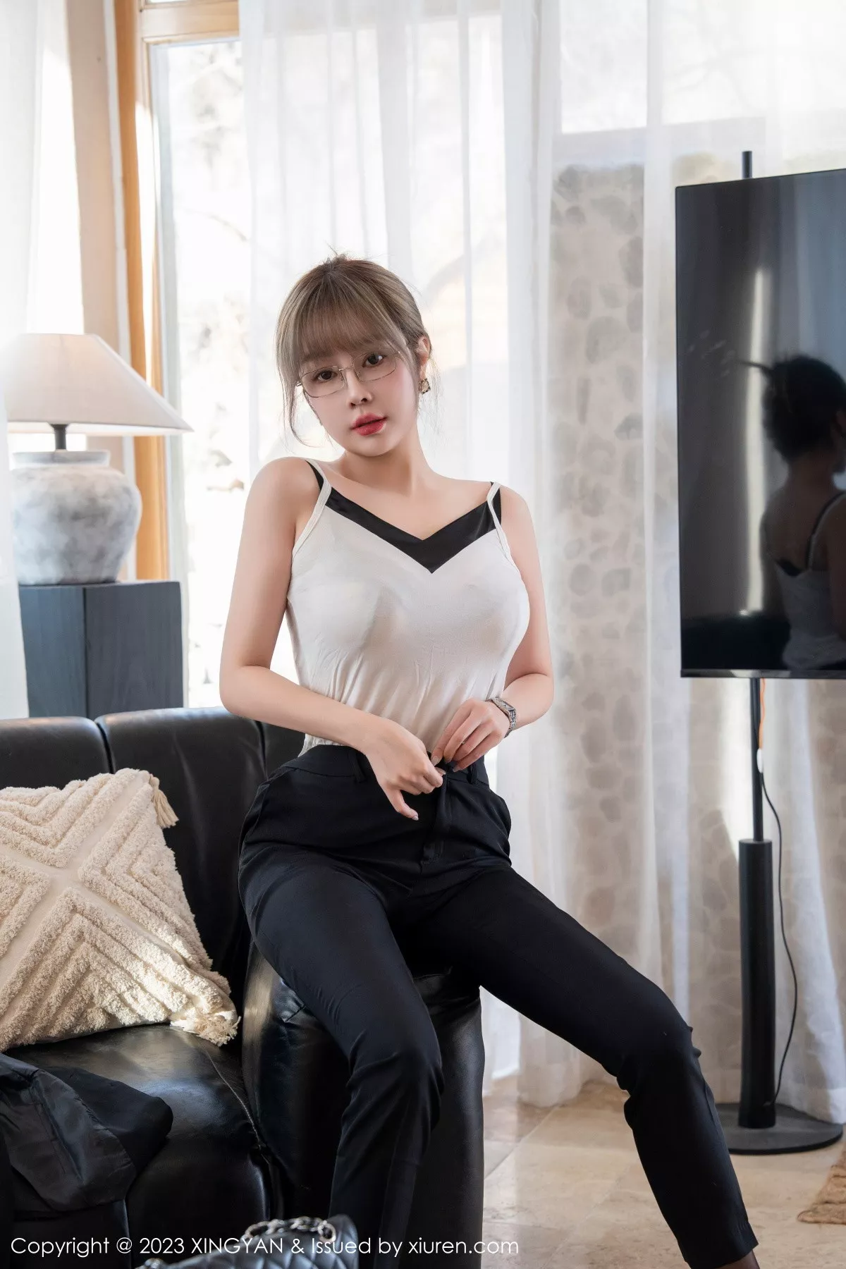 秀人集.com_[XINGYAN星颜社]VOL.167_女神王雨纯脱简约黑色制服露性感蕾丝内衣配黑丝吊袜诱惑写真75P