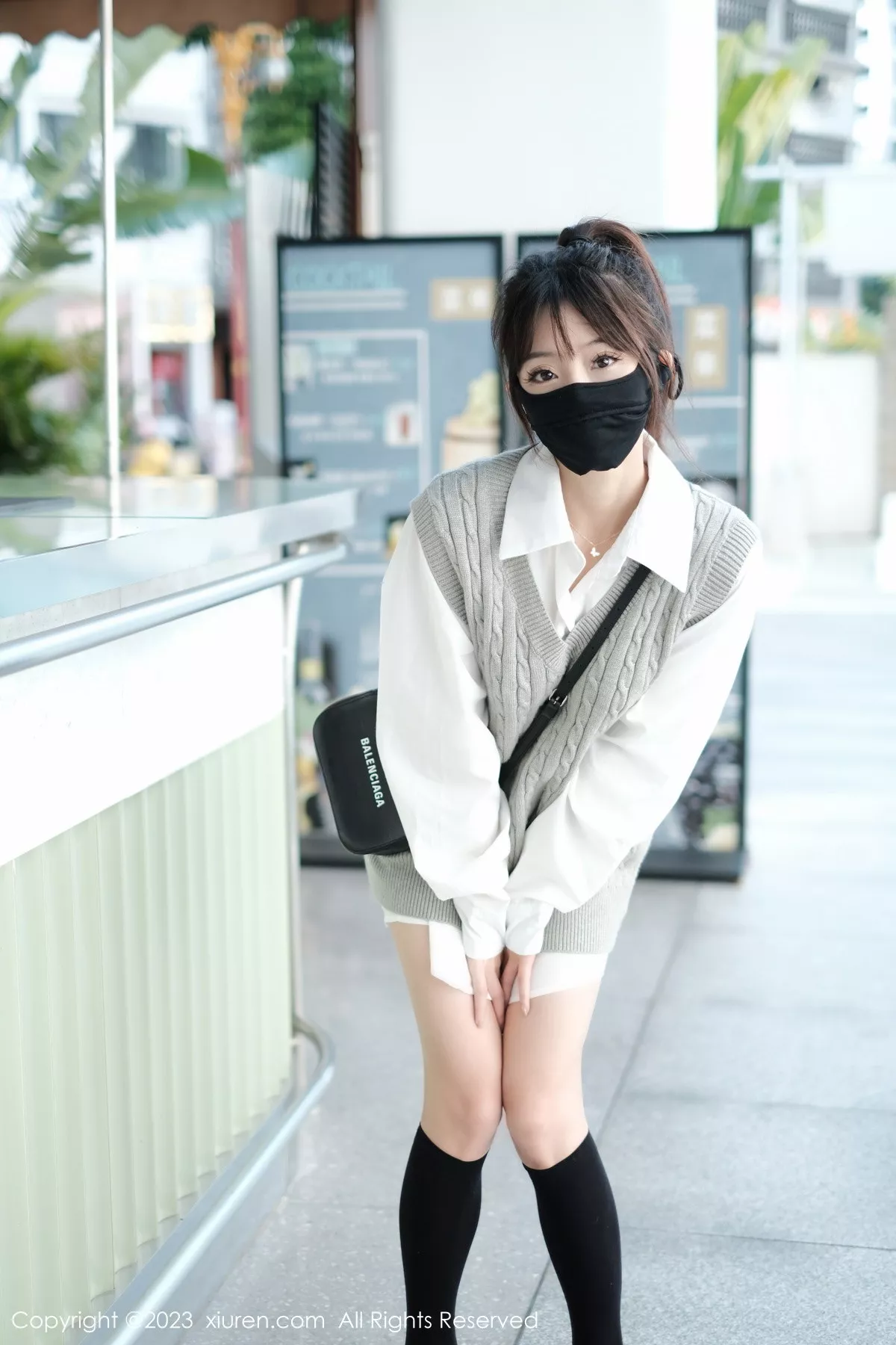 秀人集.com_[XiuRen秀人网]No.6145_模特佘贝拉bella南京旅拍性感白T配灰色短裙秀完美身材迷人写真59P