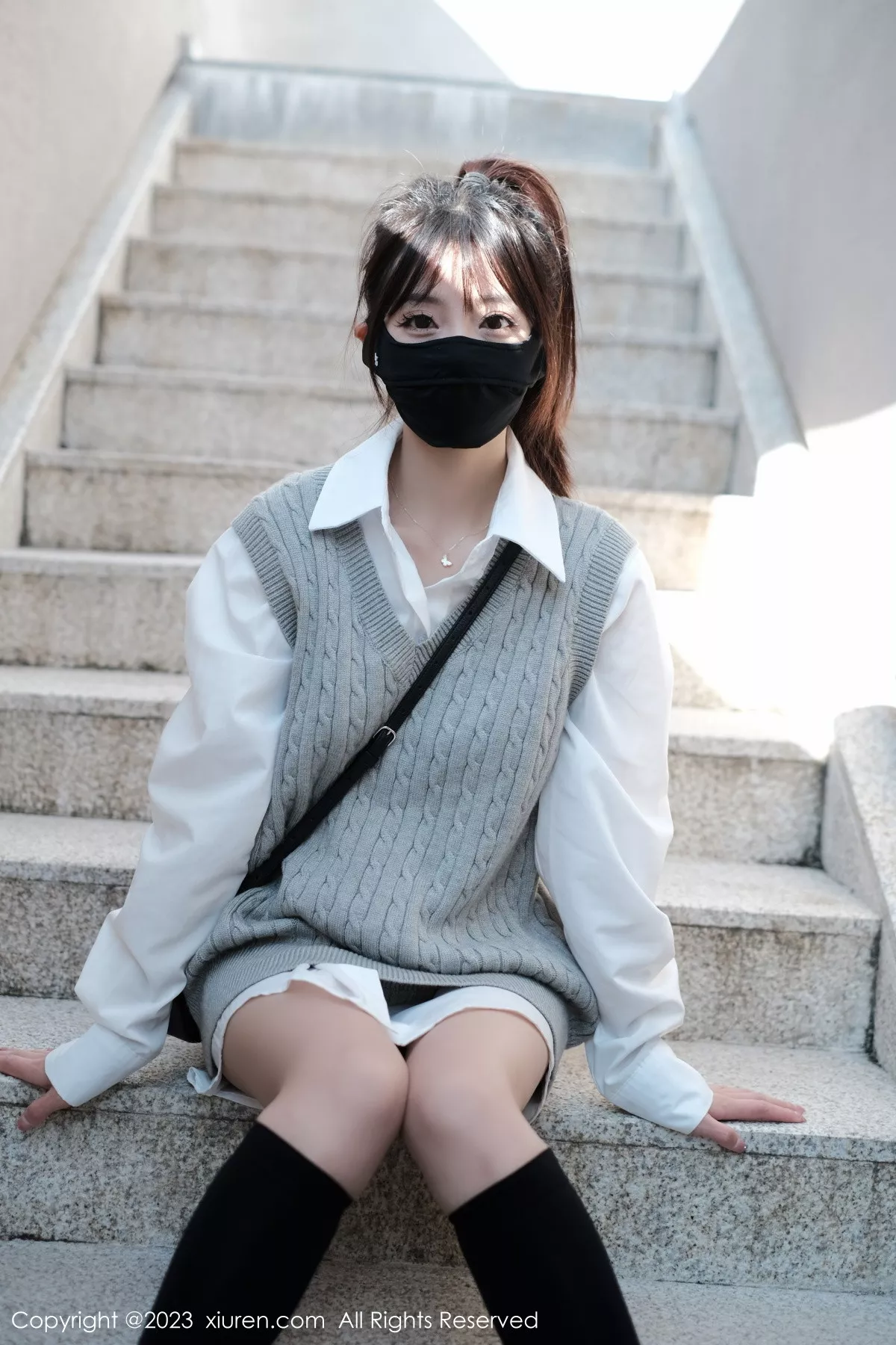 秀人集.com_[XiuRen秀人网]No.6145_模特佘贝拉bella南京旅拍性感白T配灰色短裙秀完美身材迷人写真59P