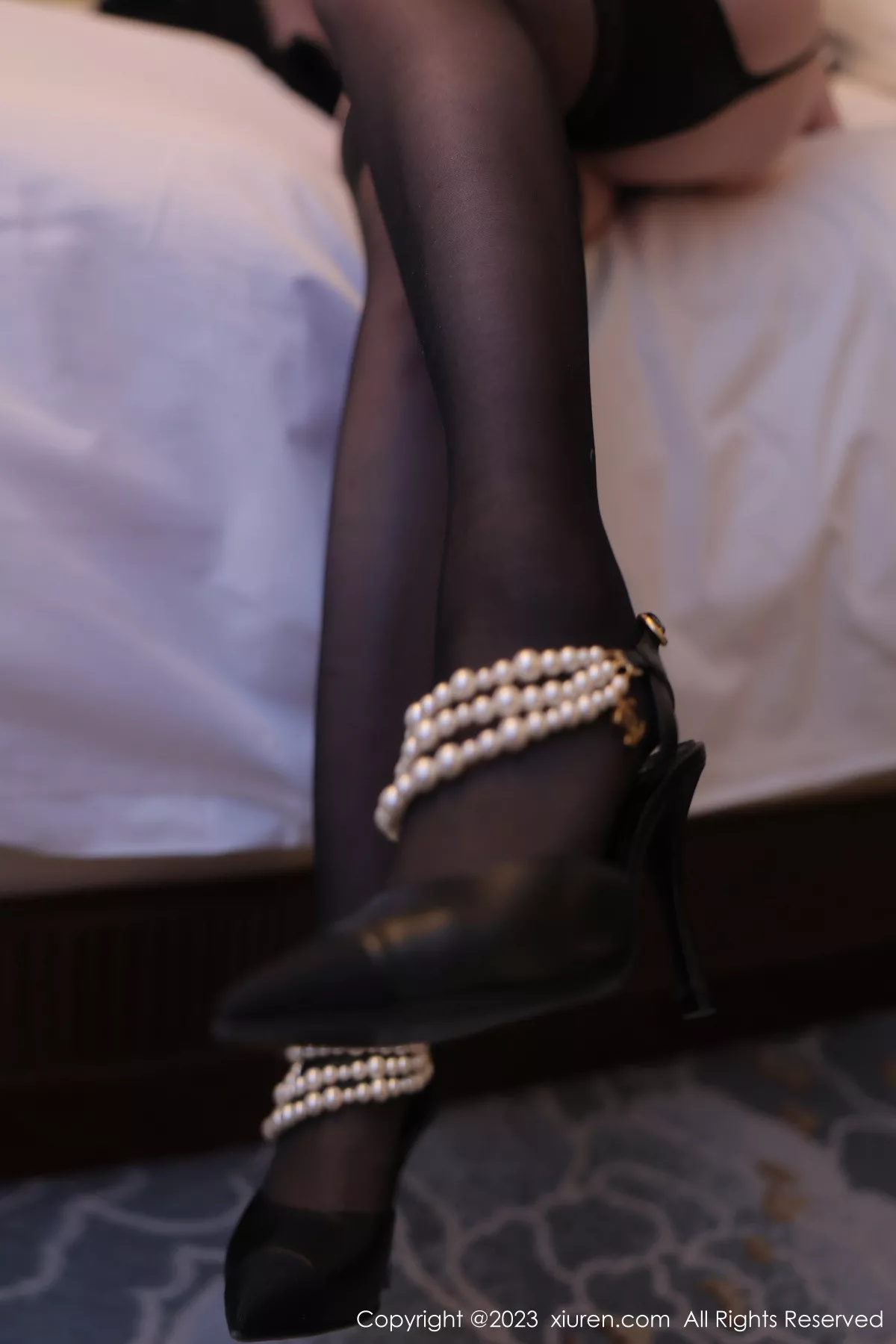 秀人集.com_[XiuRen秀人网]No.6147_模特白茹雪私房半脱露金色带图案内衣配黑丝吊袜极致魅惑写真79P