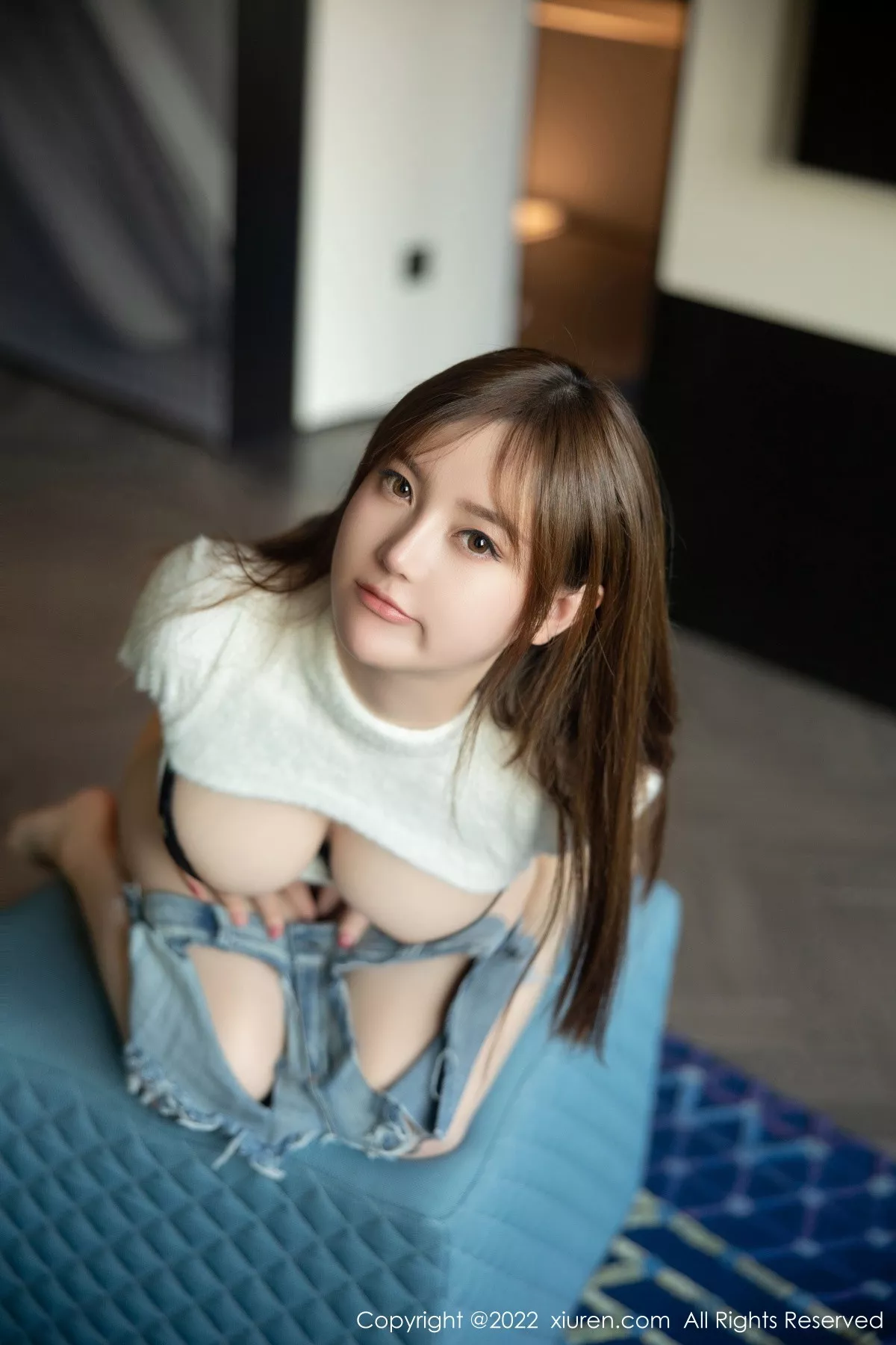 秀人集.com_[XiuRen秀人网]No.6035_模特豆瓣酱白色轻透收身衣配牛仔短裤露黑色蕾丝内衣诱惑写真86P