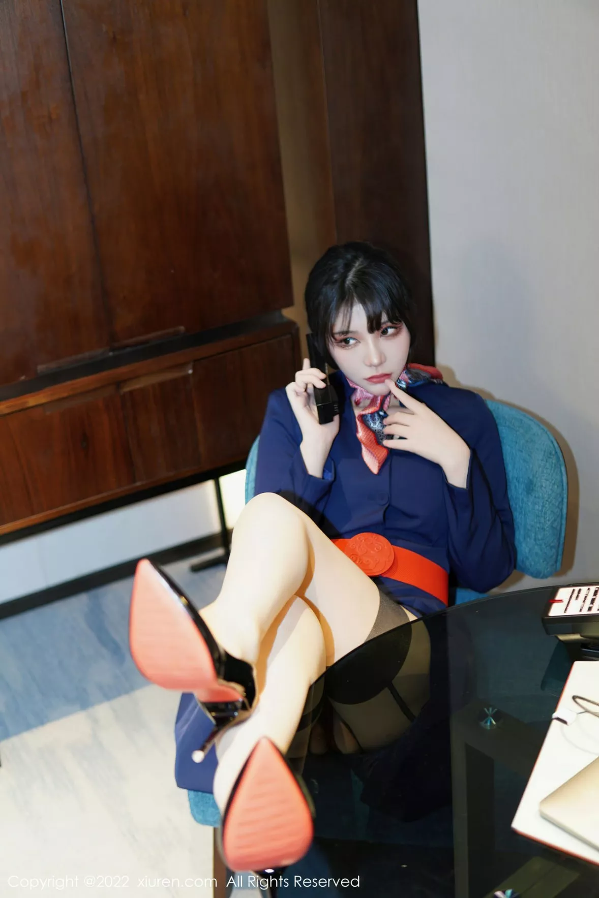 秀人集.com_[XiuRen秀人网]No.6048_模特桃桃子_脱深蓝空姐制服露红色蕾丝内衣秀曼妙身姿诱惑写真82P