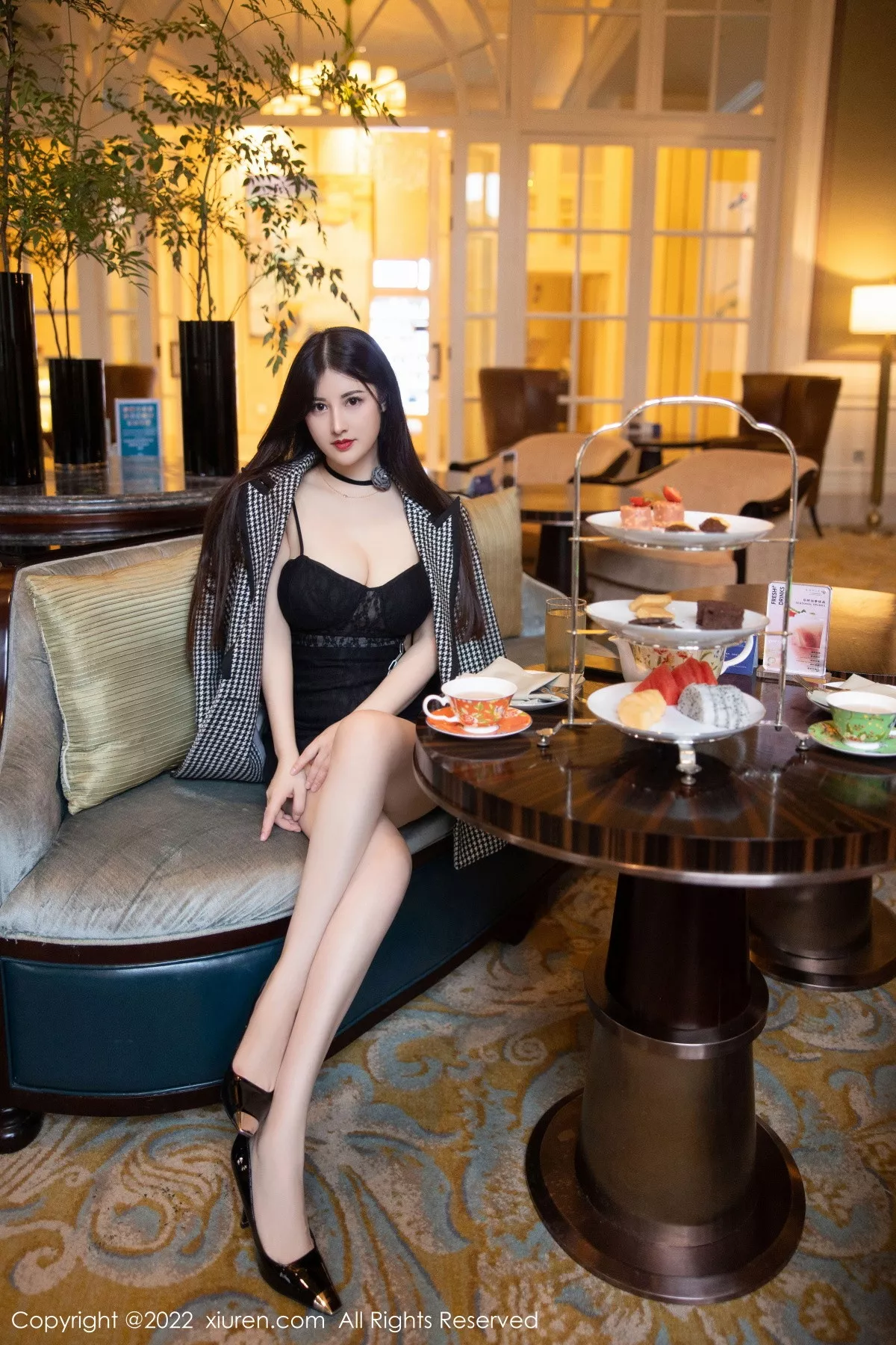 秀人集.com_[XiuRen秀人网]No.6049_模特诗诗kiki脱黑色吊带连衣短裙露粉色内衣秀丰满身材诱惑写真70P