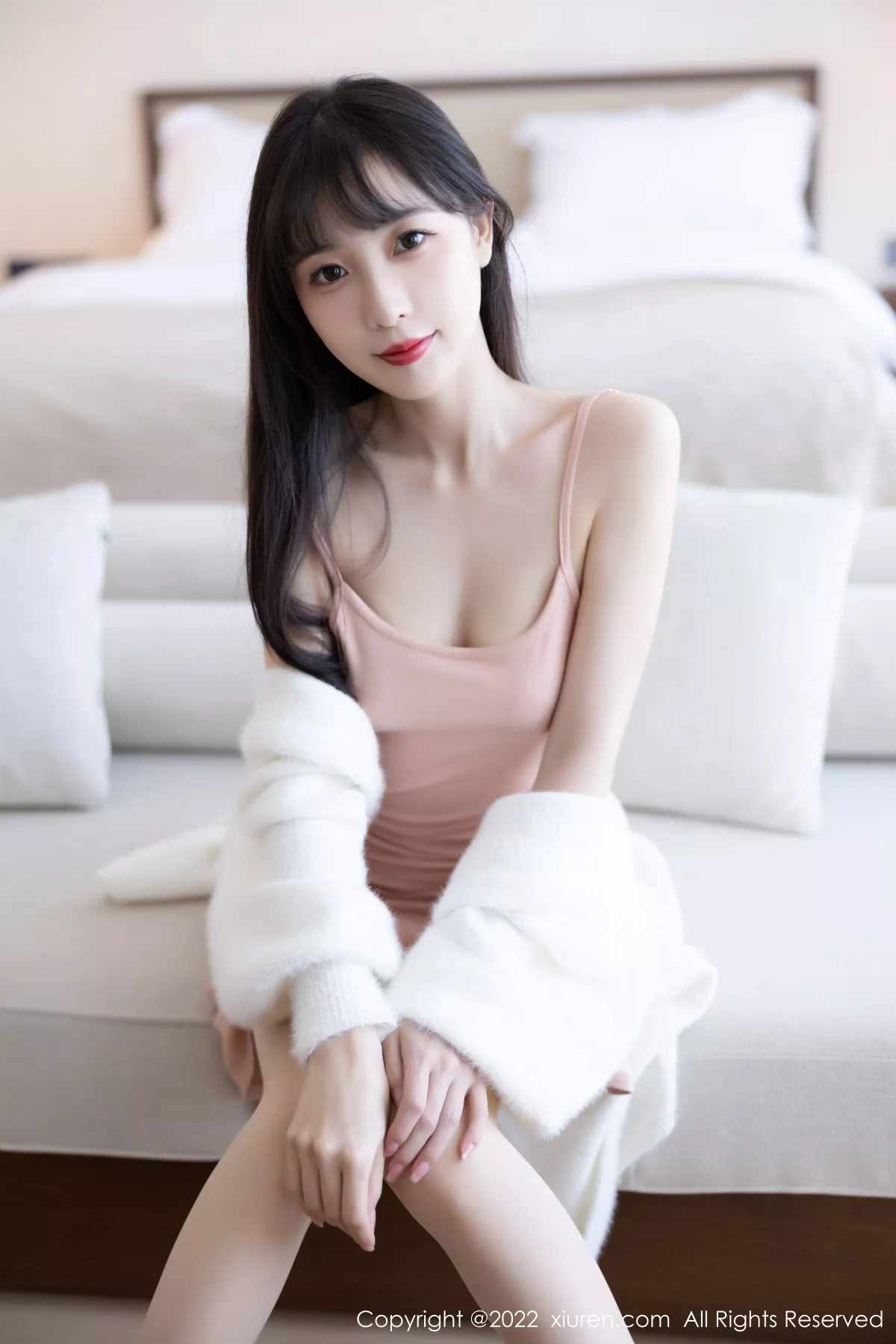 秀人集.com_[XiuRen秀人网]No.6052_模特林星阑脱白色长外套露淡红色吊带长裙配原色丝袜迷人写真82P