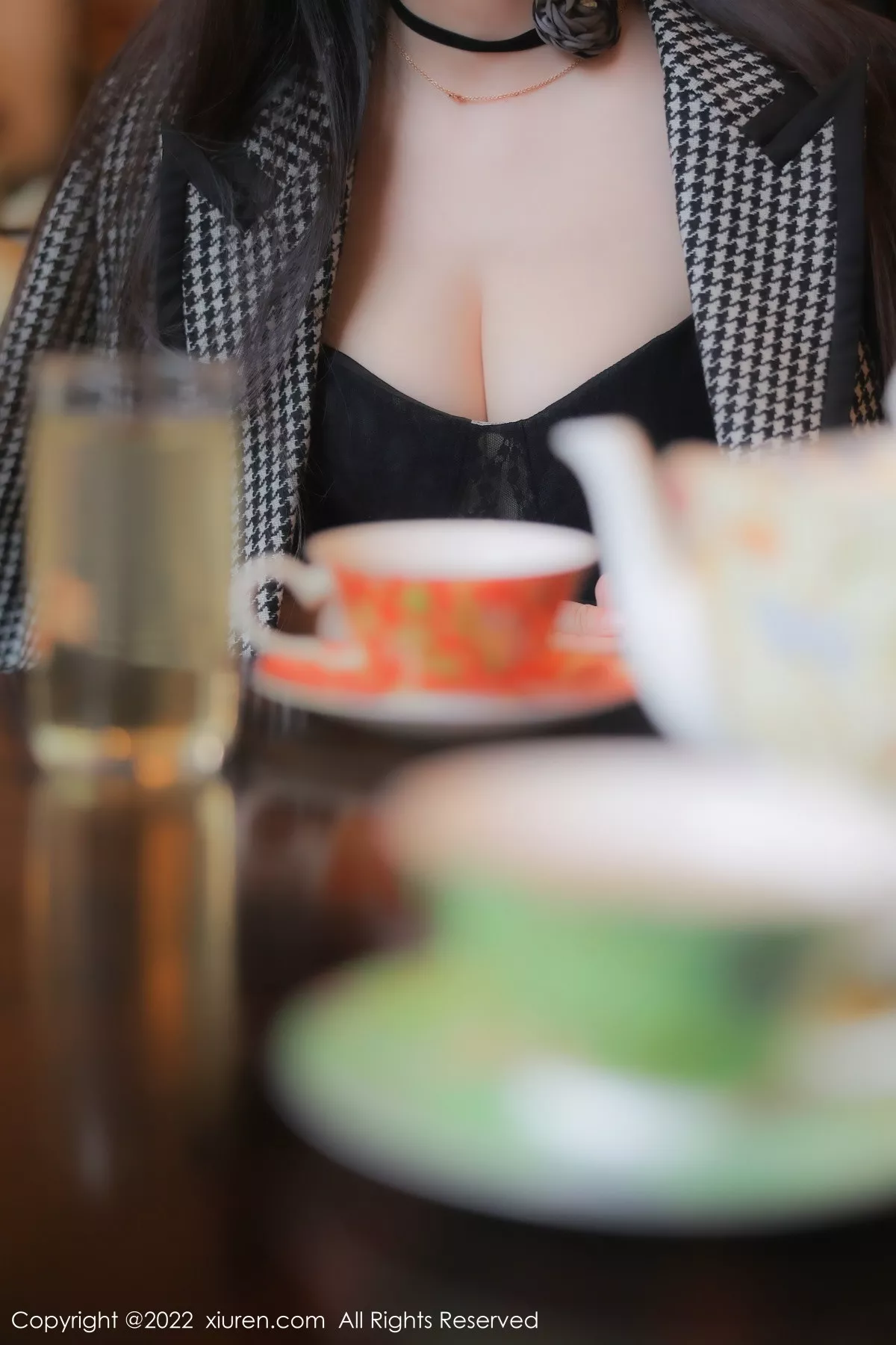 秀人集.com_[XiuRen秀人网]No.6049_模特诗诗kiki脱黑色吊带连衣短裙露粉色内衣秀丰满身材诱惑写真70P