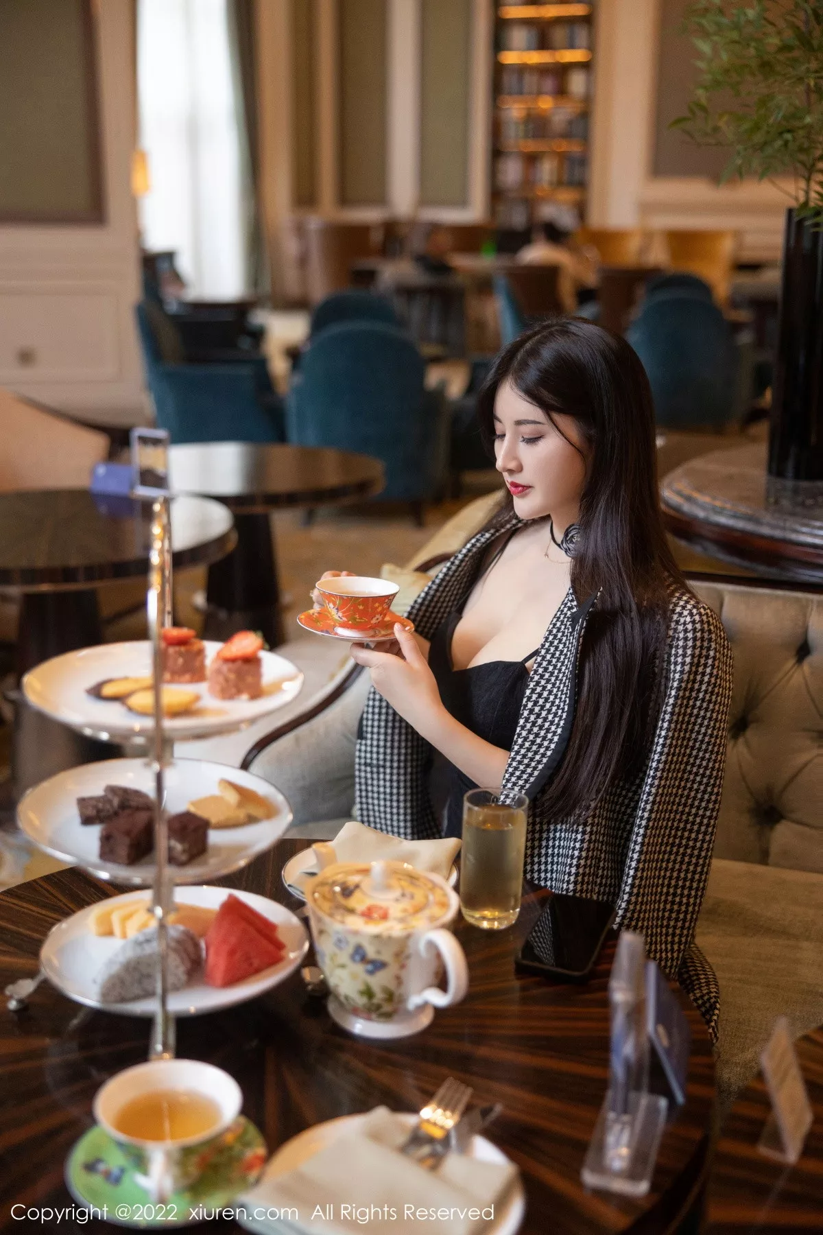 秀人集.com_[XiuRen秀人网]No.6049_模特诗诗kiki脱黑色吊带连衣短裙露粉色内衣秀丰满身材诱惑写真70P