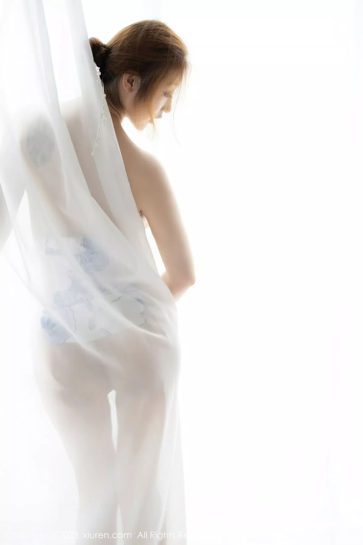秀人集.com_[XiuRen秀人网]No.6199_女神妲己_Toxic白色轻透青花露肩服饰低胸秀丰满身材诱惑写真62P