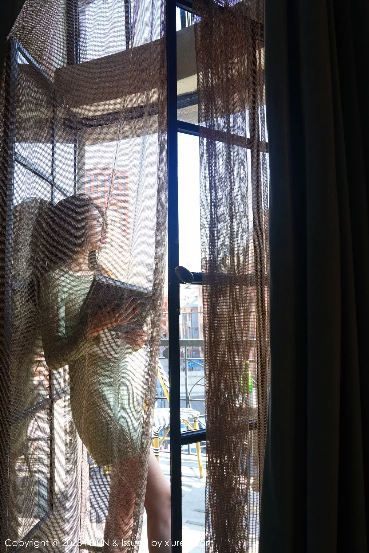 秀人集.com_[FeiLin嗲囡囡]VOL.462_女神冯木木LRIS酒店场景浅绿薄透上衣半脱秀惹火身材迷人写真79P