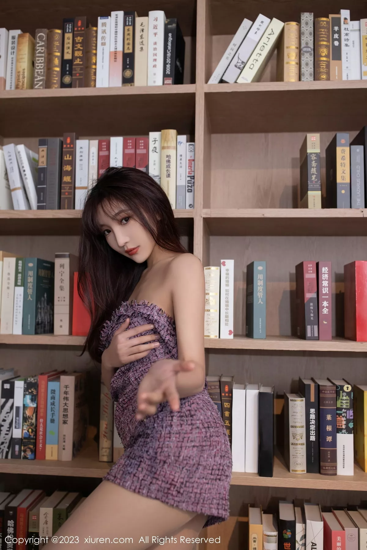 秀人集.com_[XiuRen秀人网]No.6209_模特陆萱萱图书馆场景紫色露肩连衣短裙配超薄肉丝完美诱惑写真81P