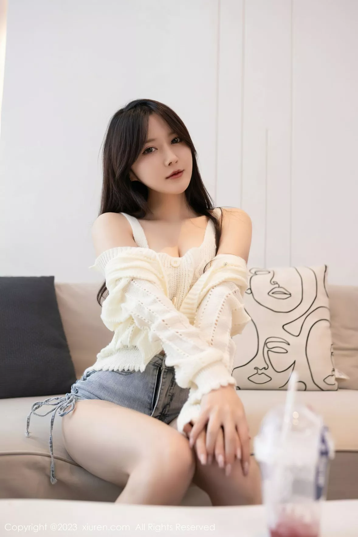 秀人集.com_[XiuRen秀人网]No.6216_模特鱼子酱Fish白上衣配性感牛仔短裤半脱秀完美身材诱惑写真78P