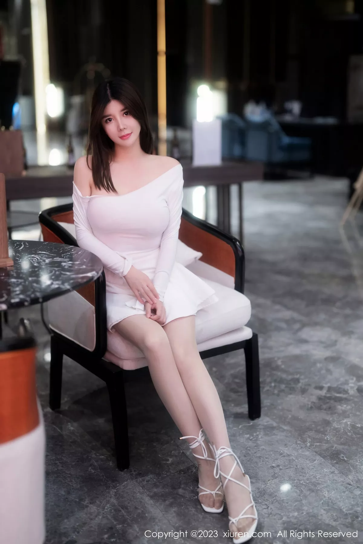 秀人集.com_[XiuRen秀人网]No.6218_模特周jojobaby性感露肩白裙配超薄无内肉丝秀惹火身材诱惑写真60P