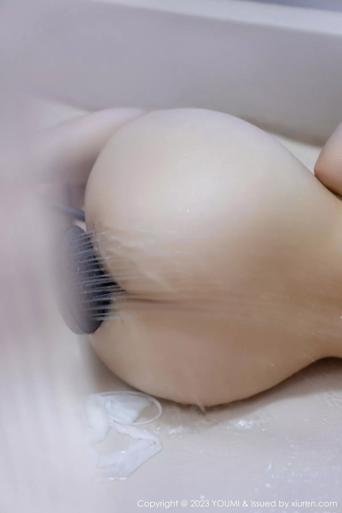 秀人集.com_[YouMi尤蜜荟]Vol.897_女神Carol周妍希泳池性感白色吊带长裙湿身秀完美身材诱惑写真74P