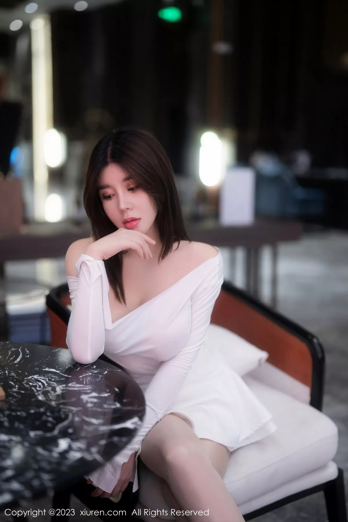 秀人集.com_[XiuRen秀人网]No.6218_模特周jojobaby性感露肩白裙配超薄无内肉丝秀惹火身材诱惑写真60P